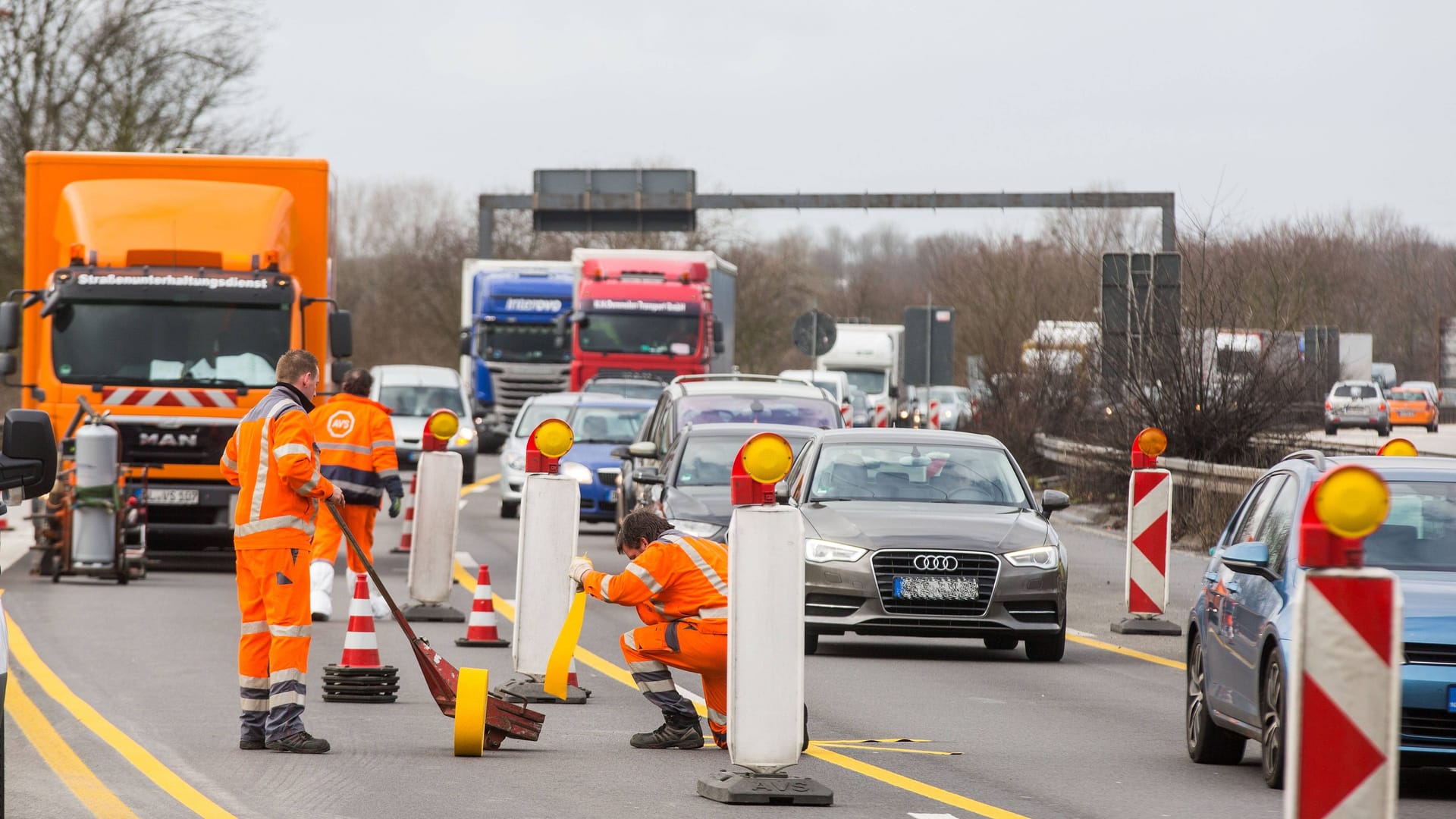 Teilsperrung einer Autobahn (Symbolbild): Dringende Reparaturarbeiten in Hamburg sorgen für Verkehrsbehinderungen.