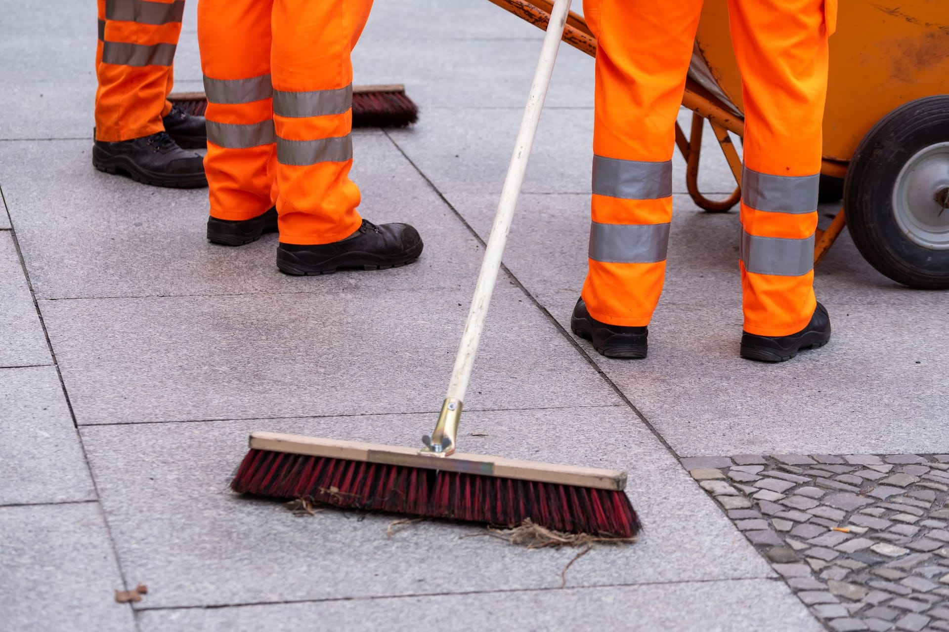 Straßenkehrer arbeiten am Straßenrand