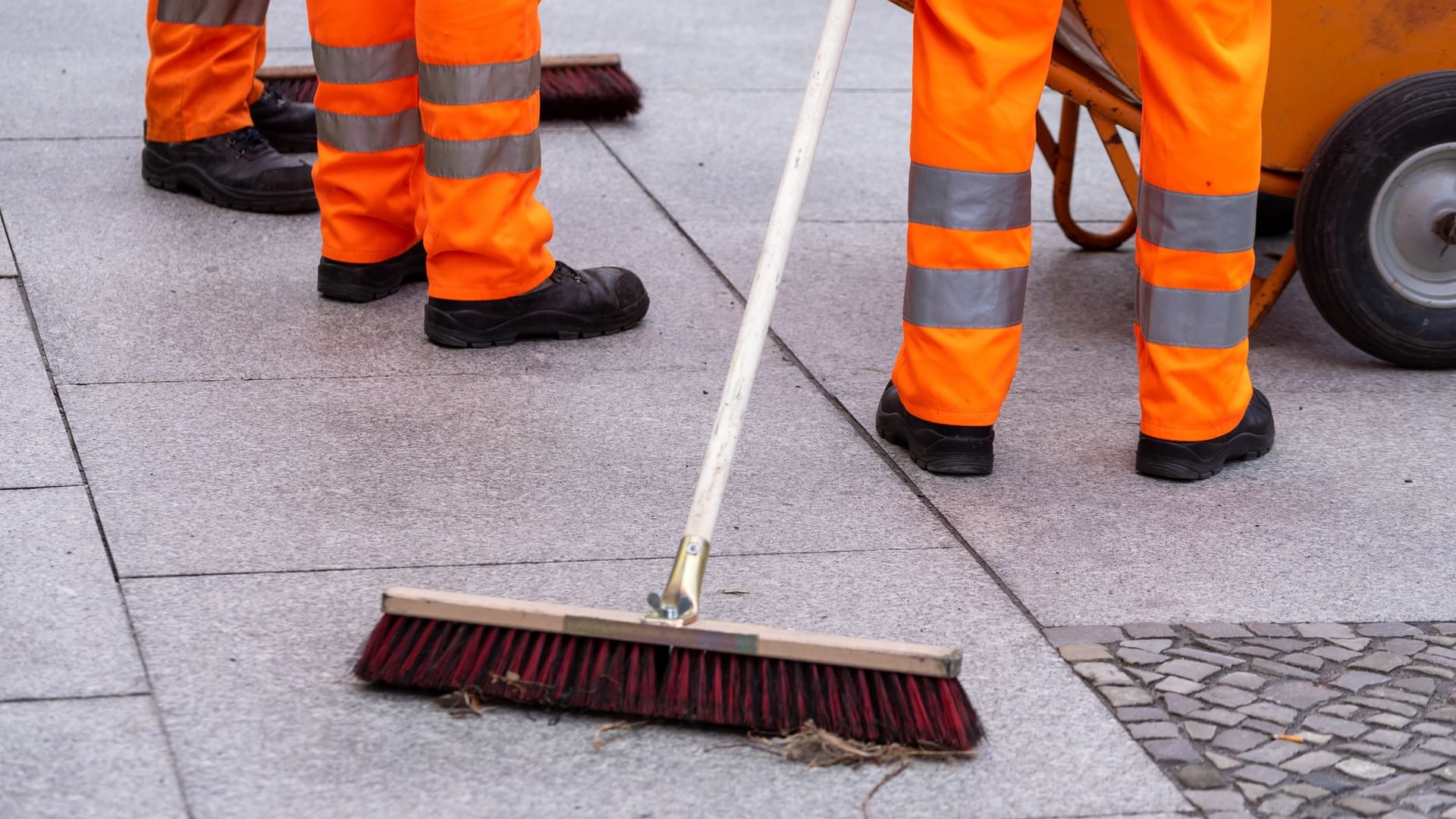 Straßenkehrer arbeiten am Straßenrand