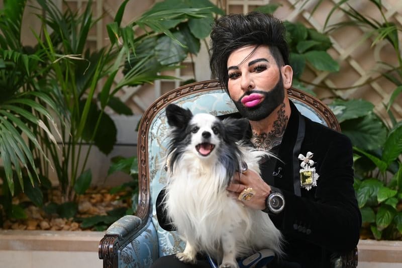 Modedesigner Harald Glööckler zeigt sich mit seinem Hund Billy King bei der Präsentation seiner Lifestyle Kollektion "Teuber by Harald Glööckler" im Rahmen der Berlin Fashion Week.