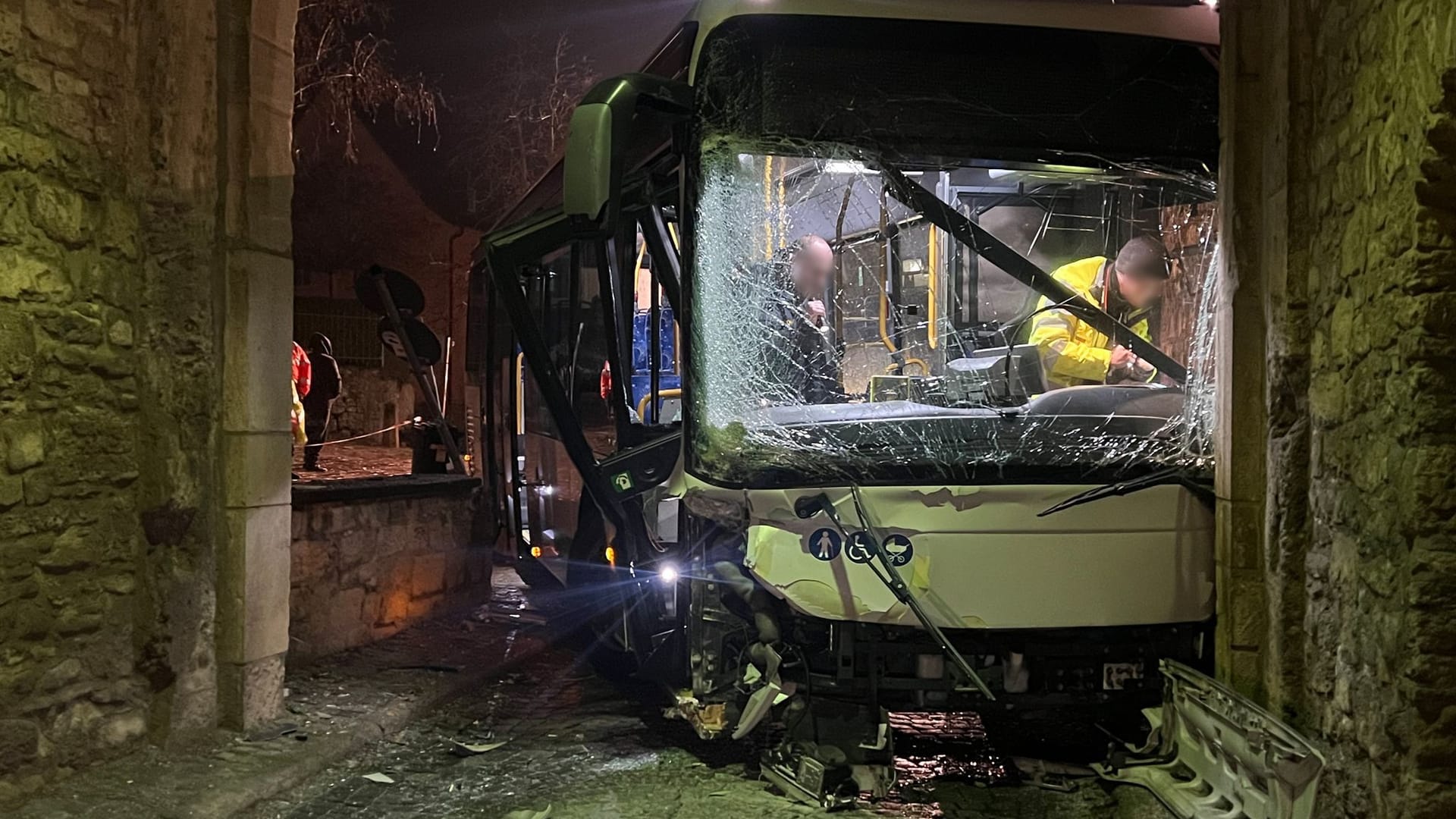 Linienbus prallt gegen Torbogen - mehrere Verletzte