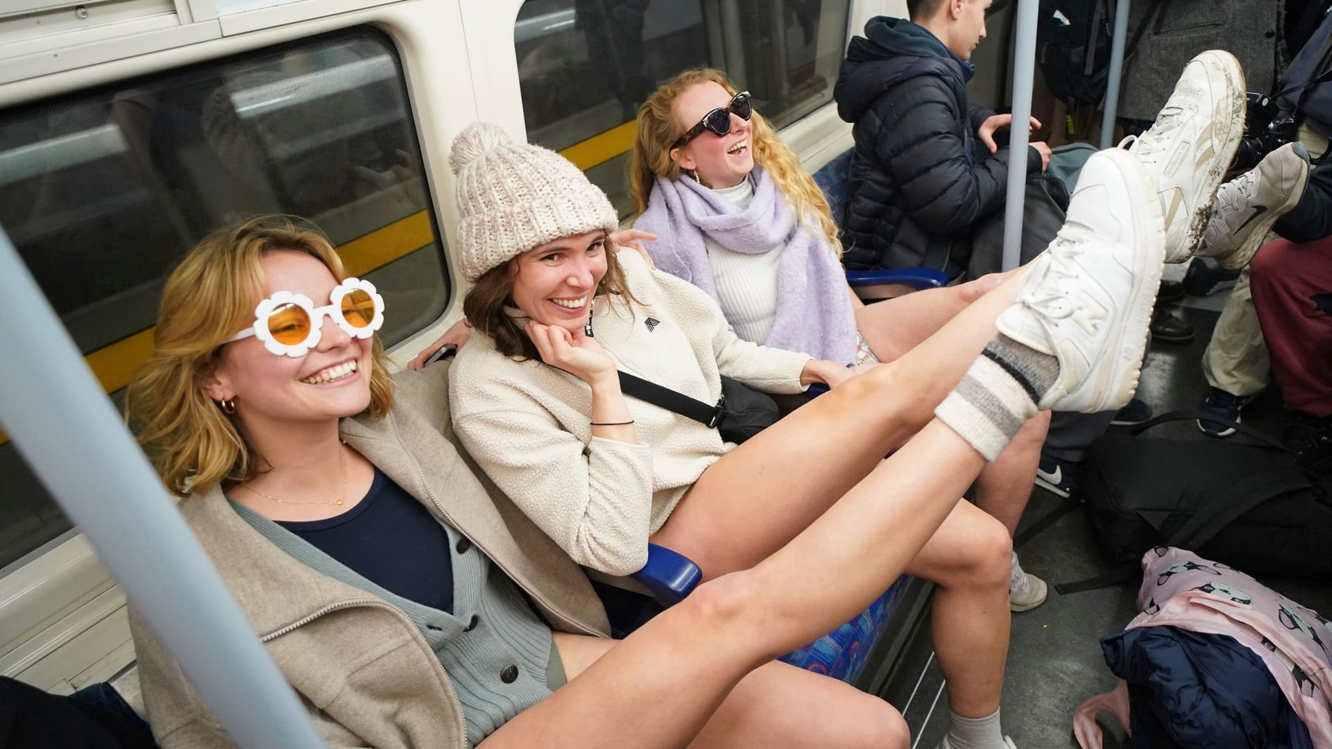 Dutzende Menschen fahren in Unterhose U-Bahn.