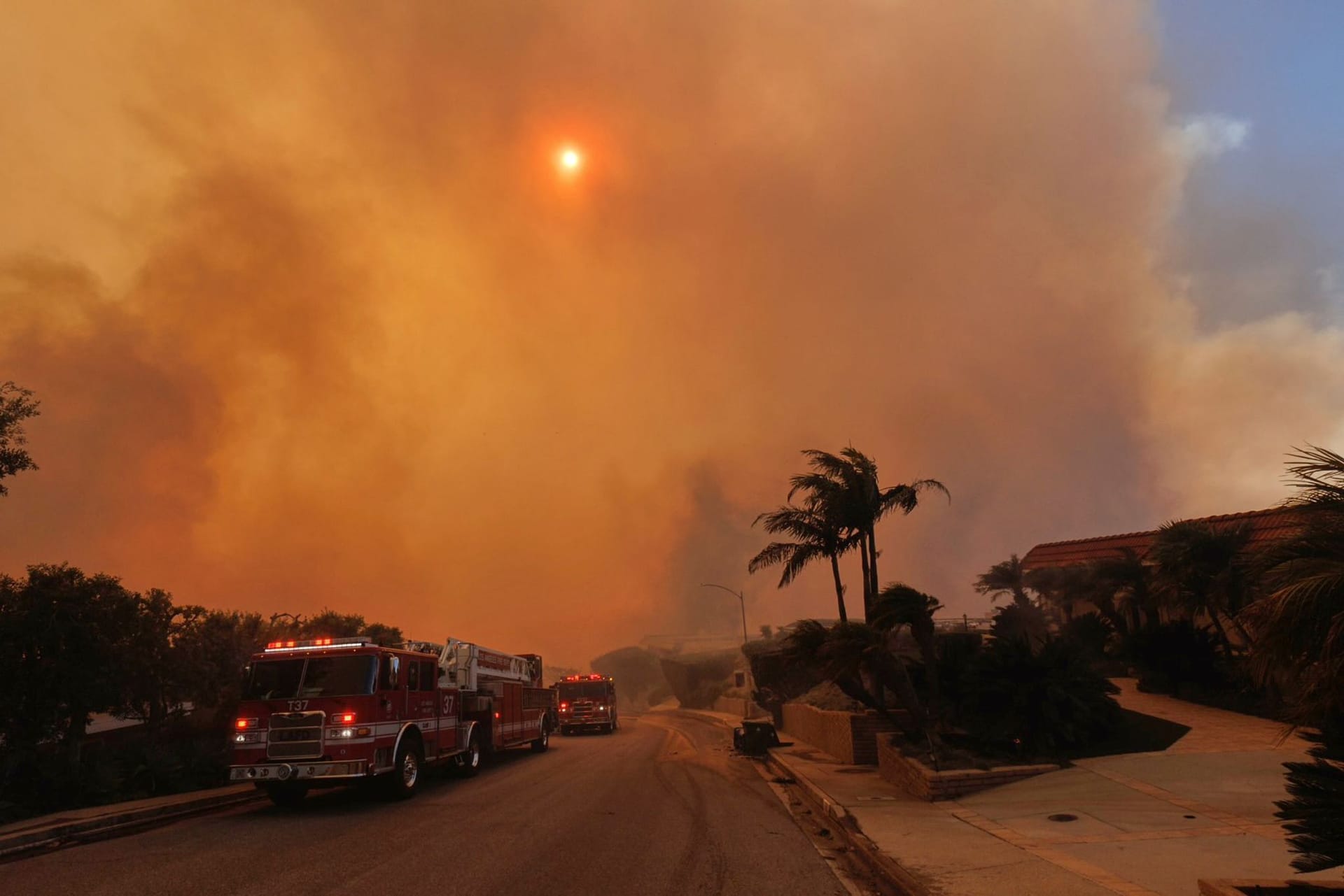 Der Rauch des Palisades-Feuers füllt die Luft im Stadtteil Pacific Palisades in Los Angeles.