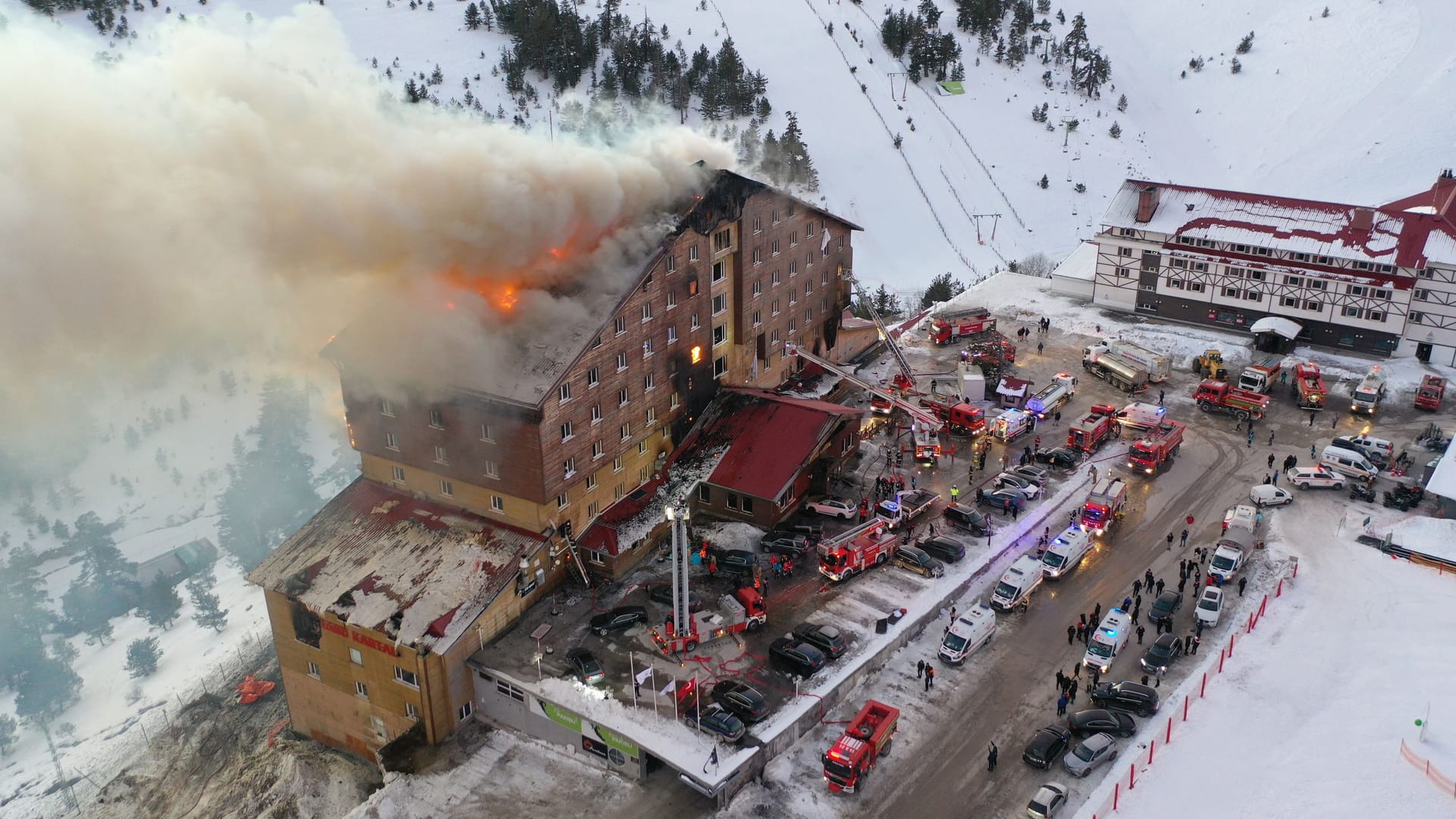 Hotel-Brand in türkischem Skigebiet: Bei dem Unglück gibt es viele Opfer.