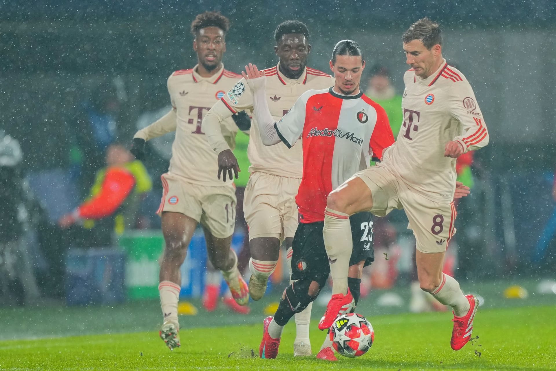 Leon Goretzka: Spielt sich langsam wieder in der Startelf fest und durfte auch in Rotterdam beginnen. Gute Kopfballmöglichkeit (23.). Setzte in der Offensive immer wieder Akzente. Rückte später für Kim in die Innenverteidigung. Dort war er nicht immer ganz auf der Höhe (64.). Fehlt im nächsten Spiel gelbgesperrt. Note 4