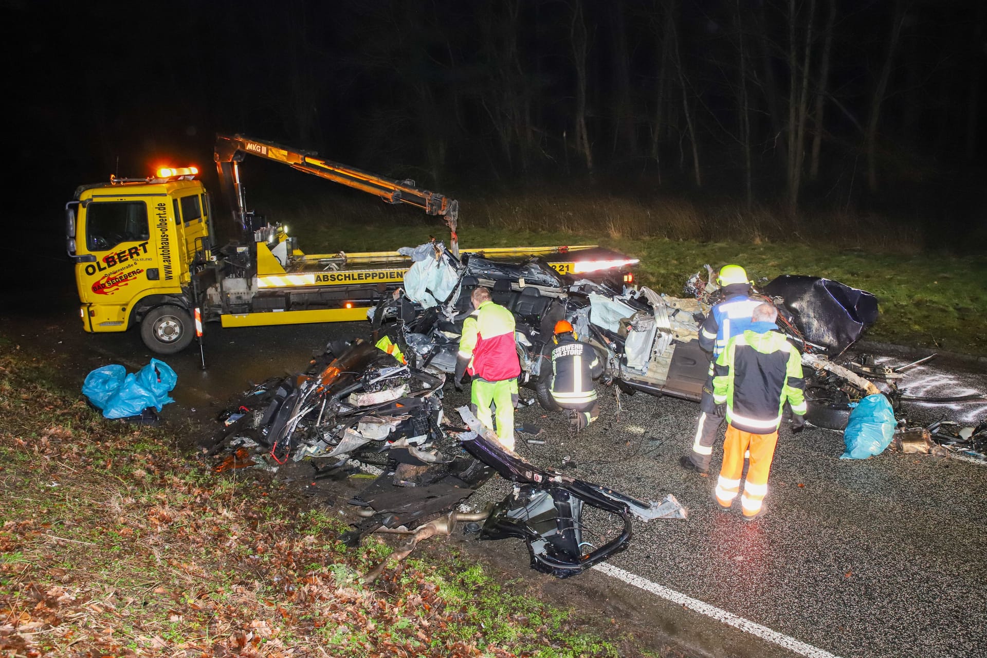 Das BMW-SUV ist nur noch ein Wrack. Es wurde in zwei Teile gerissen.