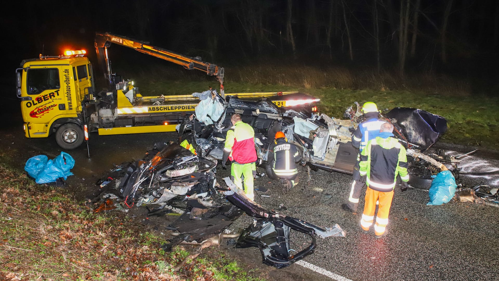 Das BMW-SUV ist nur noch ein Wrack. Es wurde in zwei Teile gerissen.