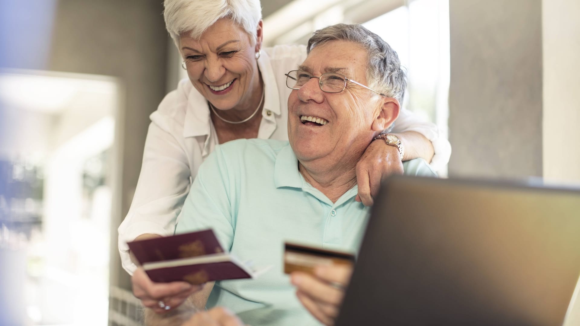 Seniorenpaar bei der Reiseplanung: Immer mehr Staaten machen digitale Einreisesysteme für touristische und geschäftliche Reisen zur Pflicht (Symbolfoto).