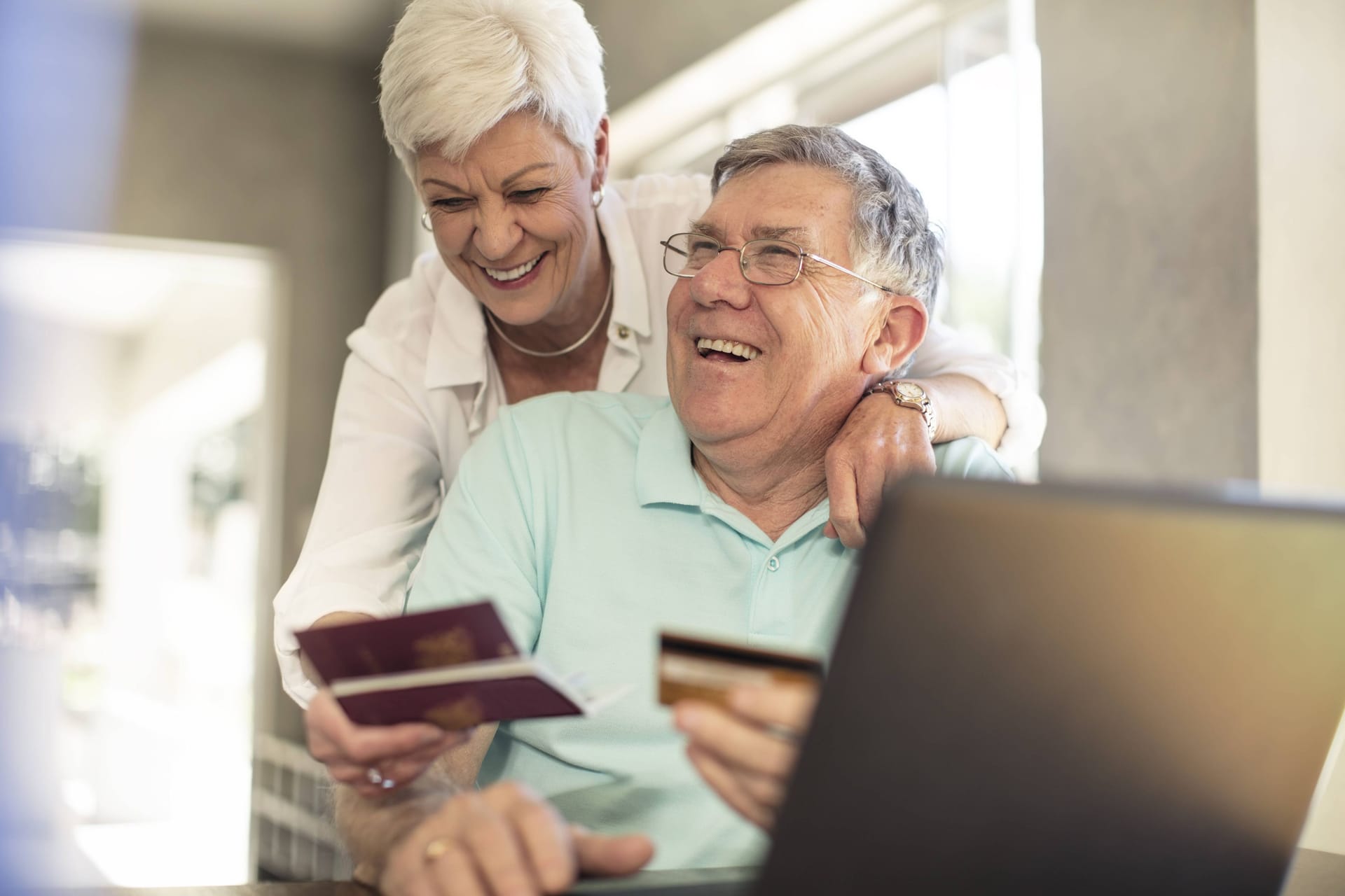 Seniorenpaar bei der Reiseplanung: Immer mehr Staaten machen digitale Einreisesysteme für touristische und geschäftliche Reisen zur Pflicht (Symbolfoto).