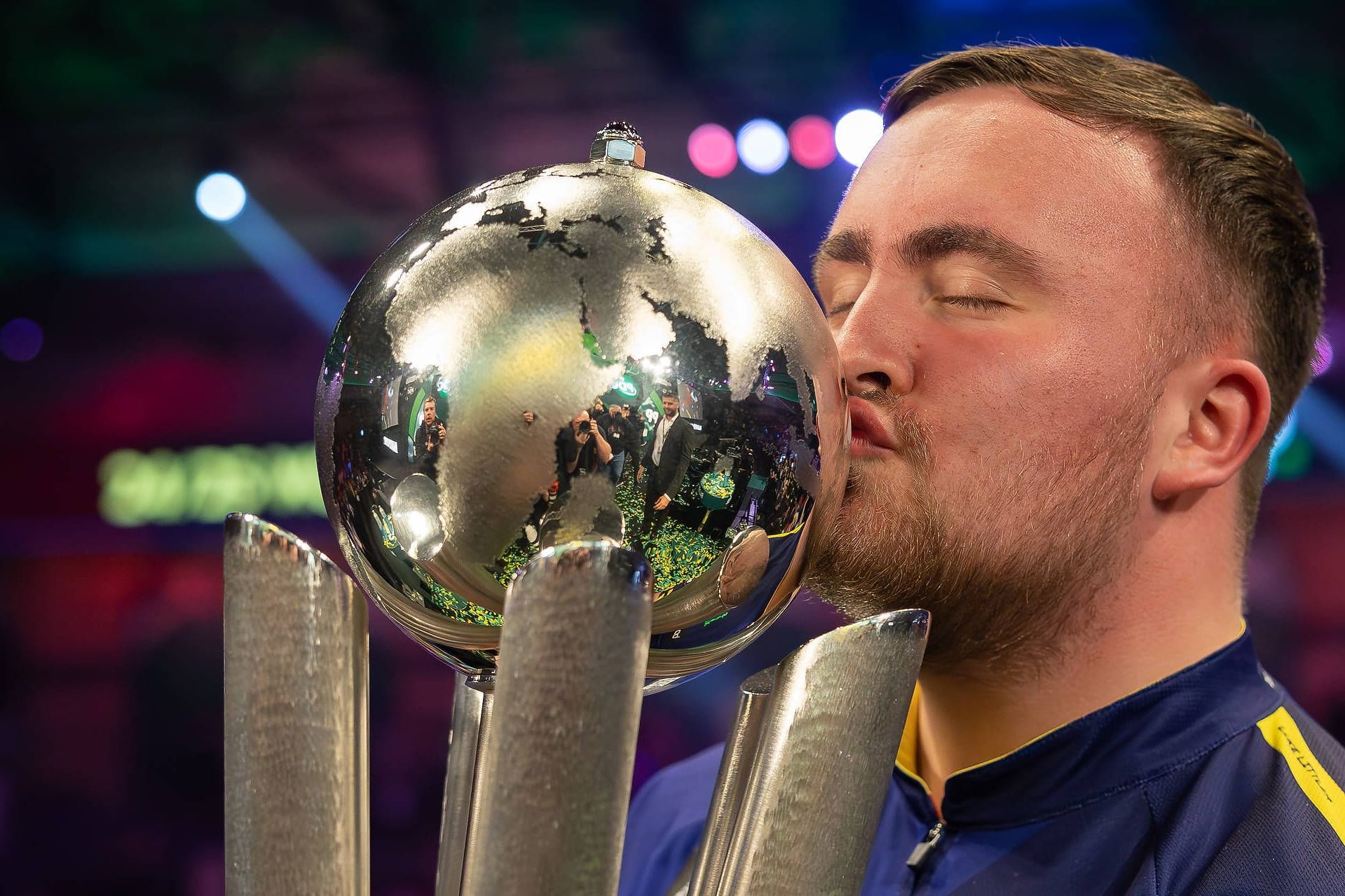 Luke Littler: Er küsste die Sid Waddell Trophy nach seinem Sieg.