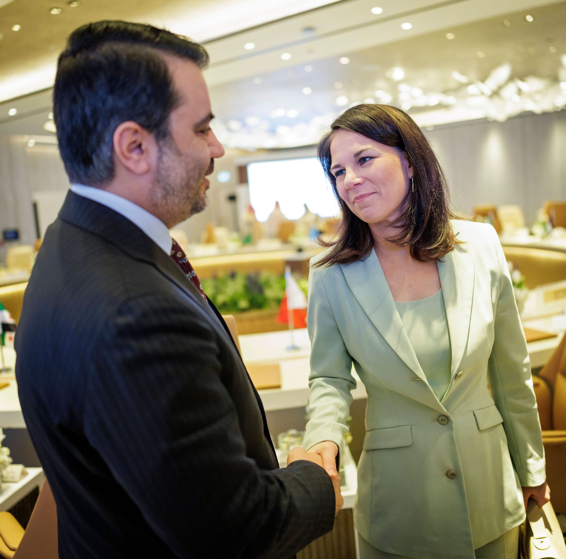 Annalena Baerbock und der syrische Außenminister Asaad Hassan al-Schaibani beim Handschlag.