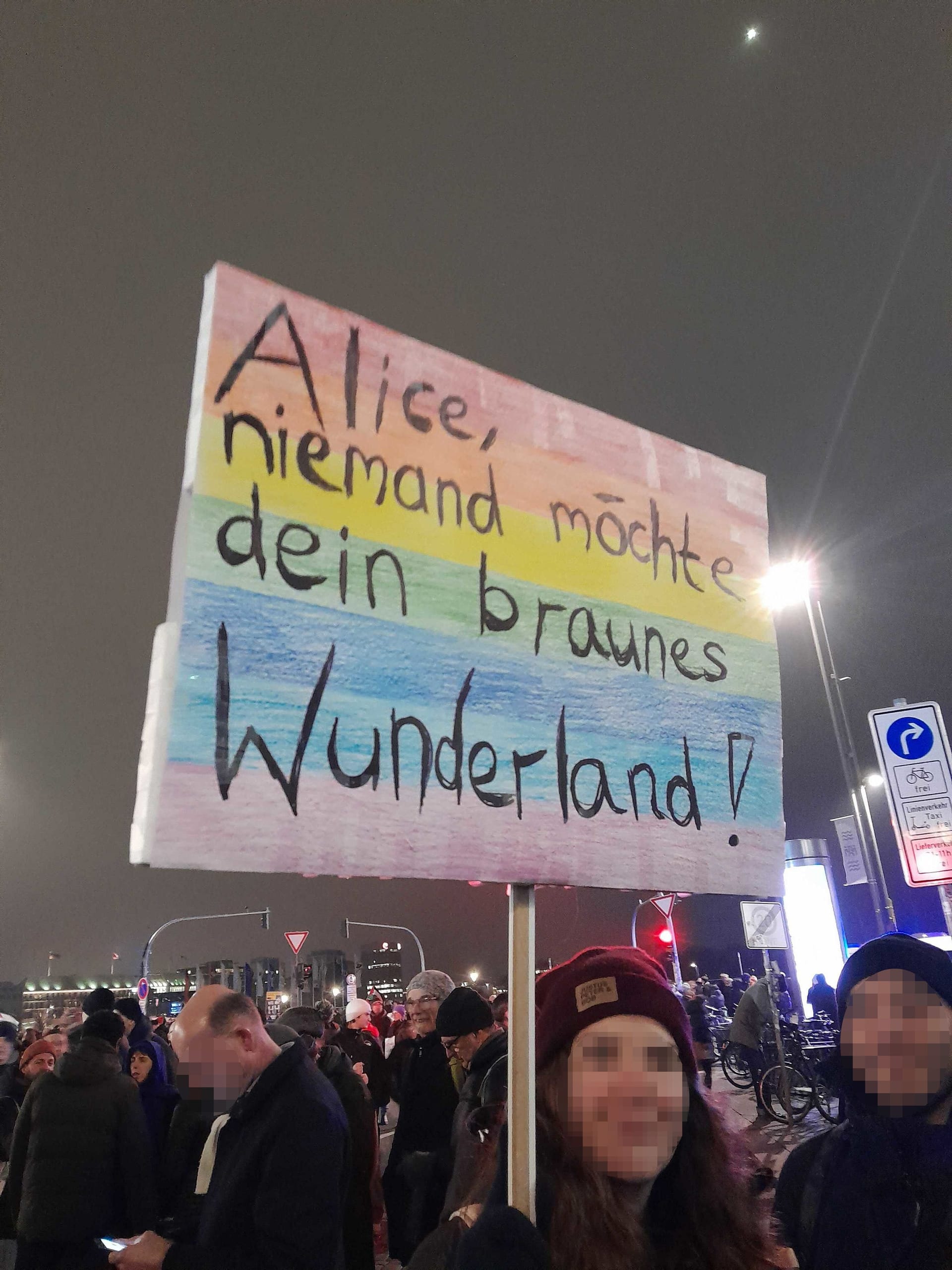 Eine Demonstrantin mit Plakat beim Jungfernstieg