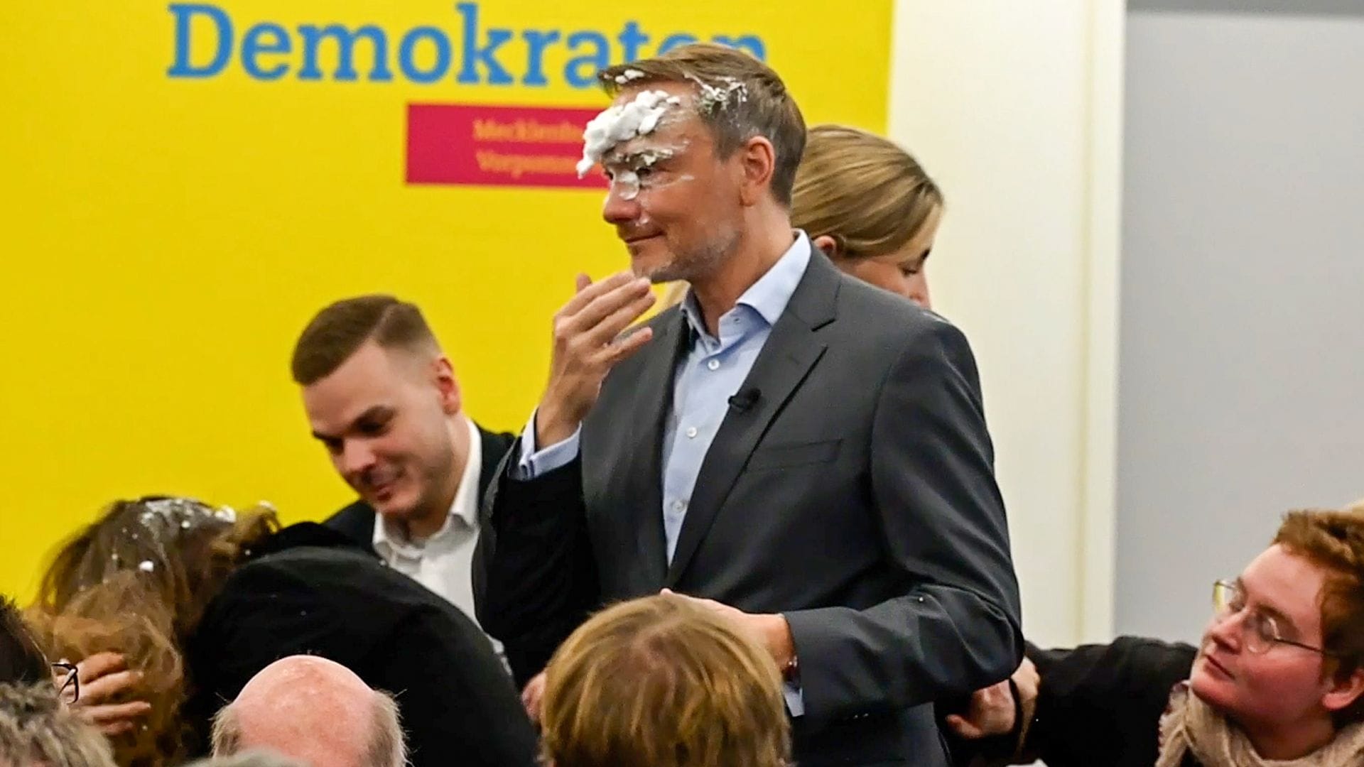 Ein Tortenwurf als Social-Media-Geschenk: Kein Video wurde im Wahlkampf so häufig gesehen wie jenes, das die Attacke auf FDP-Spitzenkandidaten Christian Lindner zeigt.