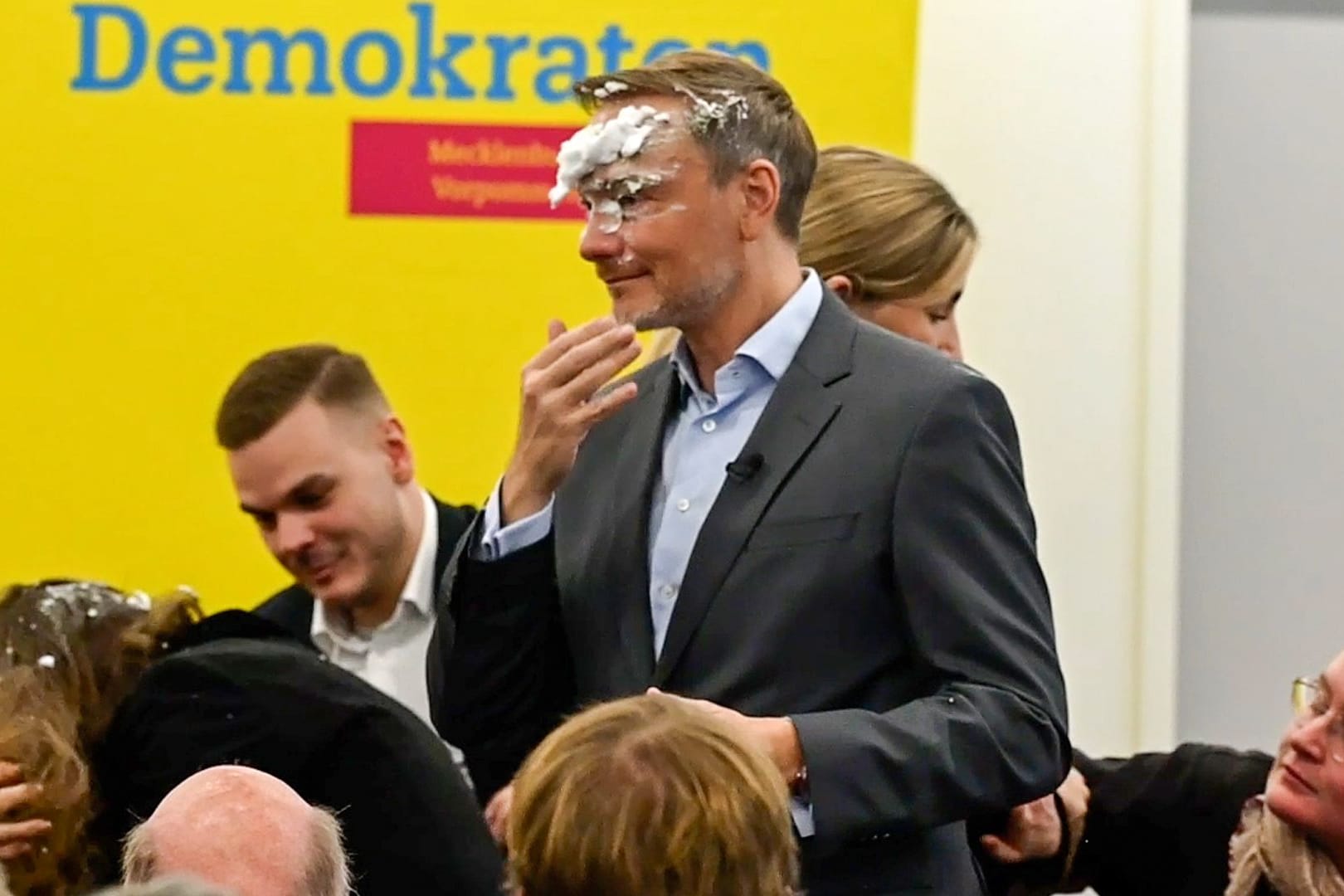 Ein Tortenwurf als Social-Media-Geschenk: Kein Video wurde im Wahlkampf so häufig gesehen wie jenes, das die Attacke auf FDP-Spitzenkandidaten Christian Lindner zeigt.