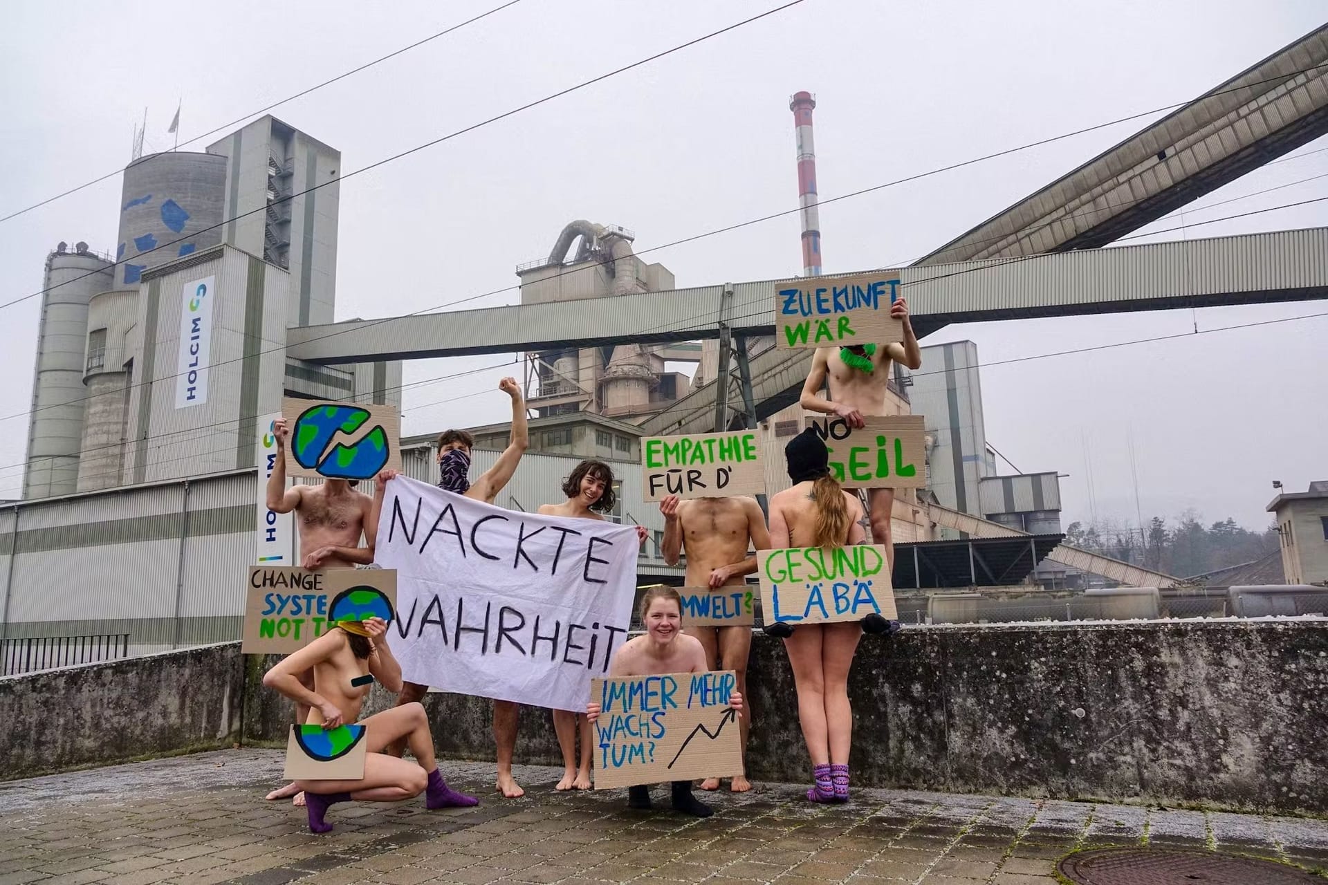 Magdalena Erni (4.v.l.) demonstrierte mit Parteifreunden nackt vor einer Schweizer Zementfabrik.