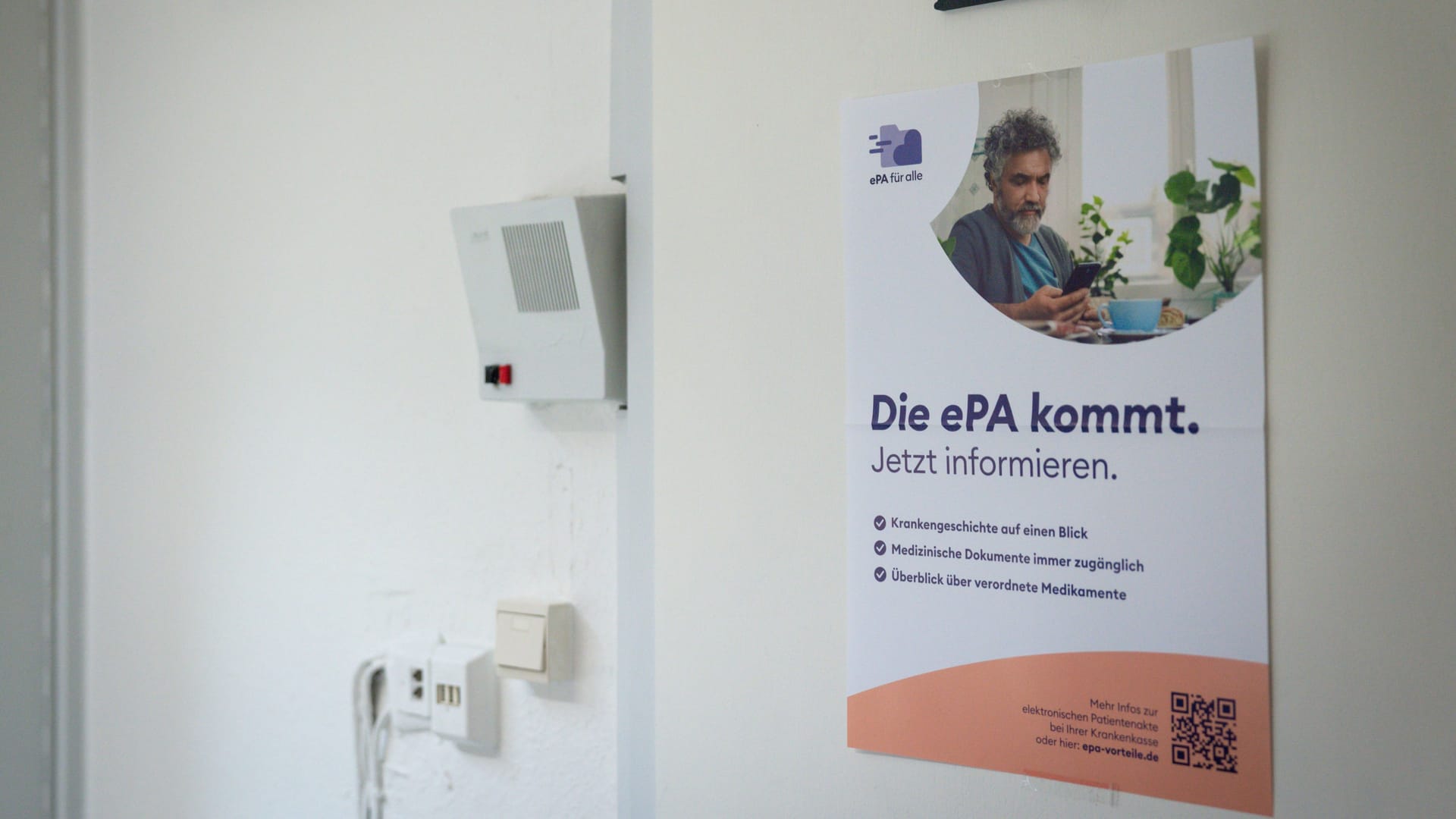 In einer Arztpraxis wird die Einführung der elektronischen Patientenakte angekündigt (Archivbild):