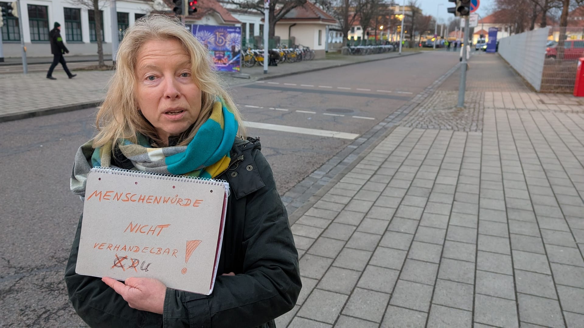 Eine 58-jährige Demonstrantin hat sich vor dem Ostra-Dome in Dresden hingestellt: Sie wollte mit Teilnehmenden der CDU-Wahlkampfveranstaltung ins Gespräch kommen.