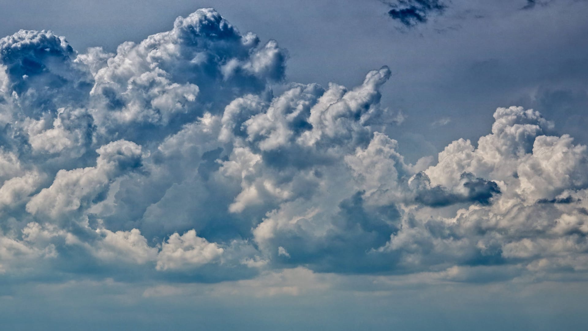 Mächtige Gewitterwolken türmen sich auf (Symbolfoto): Der Freitag in NRW wird stürmisch.