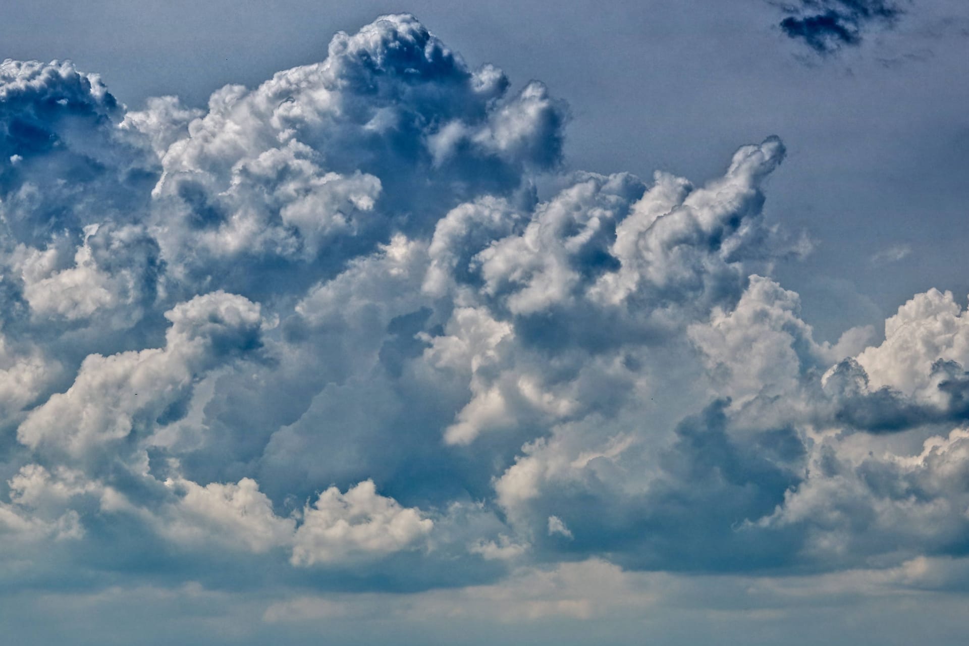 Mächtige Gewitterwolken türmen sich auf (Symbolfoto): Der Freitag in NRW wird stürmisch.