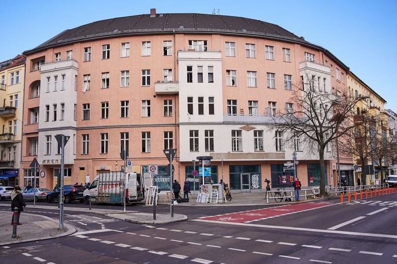 Blick auf Gebäude Vorbergstraße 1 im Stadtteil Schöneberg. Durch die Explosion einer Kugelbombe am Silvesterabend waren zahlreiche Scheiben des Gebäudes zu Bruch gegangen. Mittlerweile soll ein Statiker das Gebäude als einsturzgefährdet begutachtet haben. Die Bewohner dürfen vorerst nicht zurück in das Gebäude.