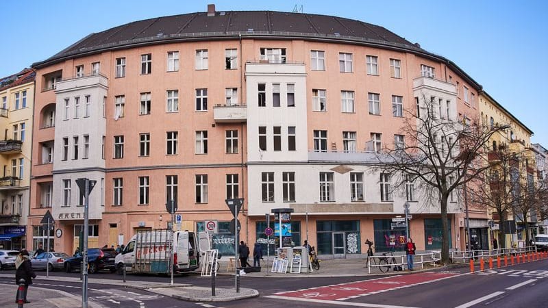 Blick auf Gebäude Vorbergstraße 1 im Stadtteil Schöneberg. Durch die Explosion einer Kugelbombe am Silvesterabend waren zahlreiche Scheiben des Gebäudes zu Bruch gegangen. Mittlerweile soll ein Statiker das Gebäude als einsturzgefährdet begutachtet haben. Die Bewohner dürfen vorerst nicht zurück in das Gebäude.