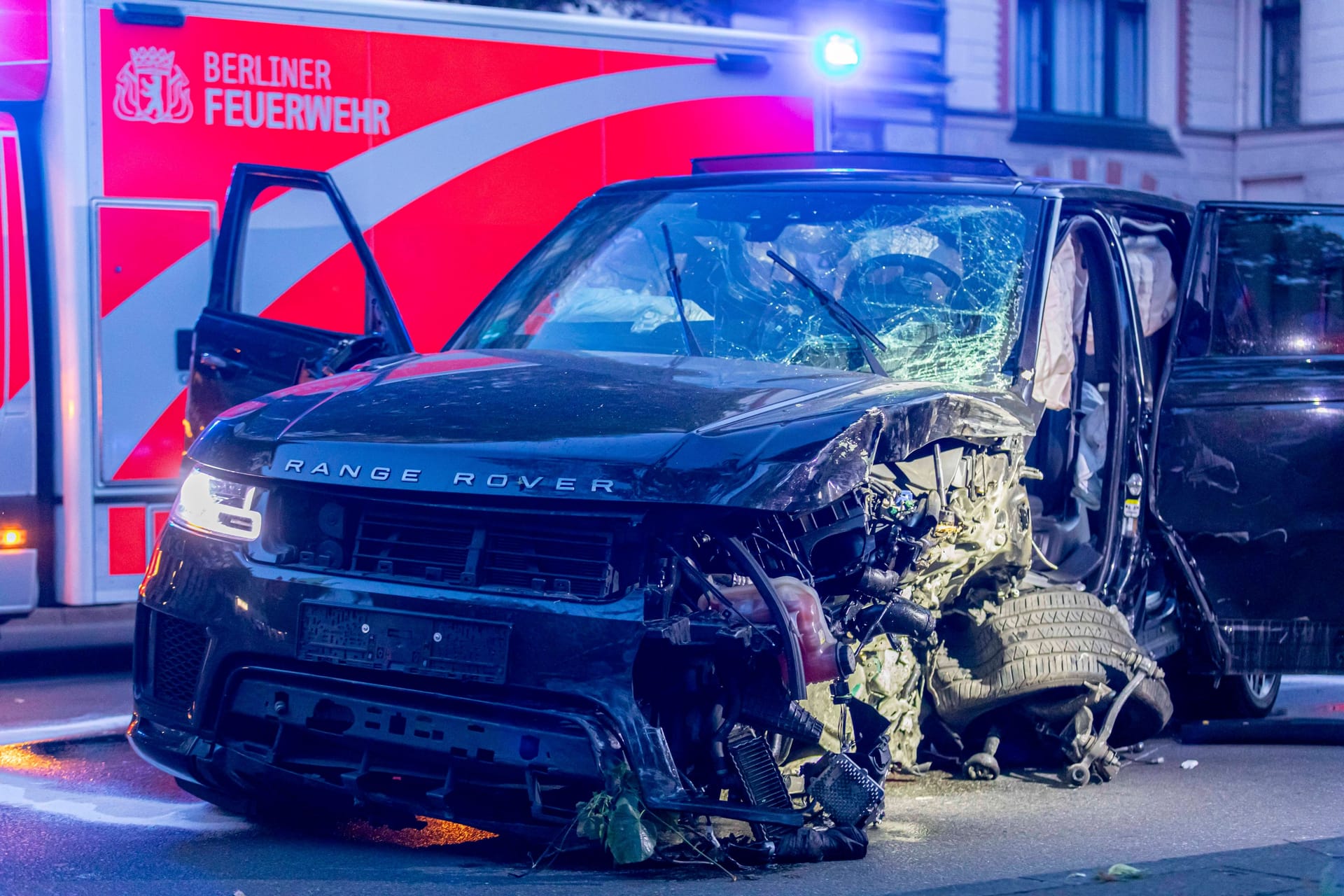 Ein verunfallter Range Rover (Archivbild): Immer wieder kommt es in der Hauptstadt zu gefährlichen Aktionen im Straßenverkehr.