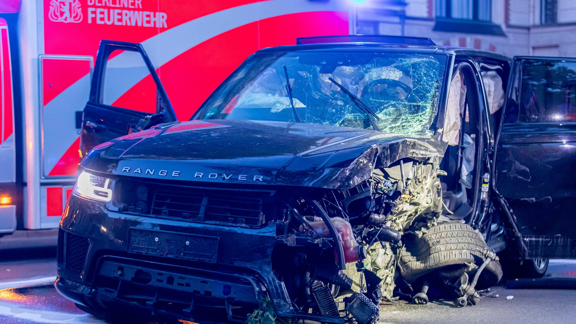 Ein verunfallter Range Rover (Archivbild): Immer wieder kommt es in der Hauptstadt zu gefährlichen Aktionen im Straßenverkehr.