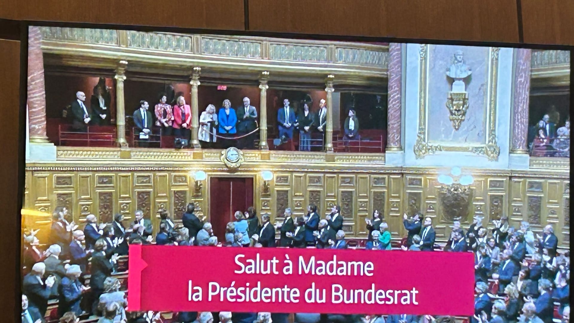 "Salut à Madame la Présidente du Bundesrat": Rehlinger wird von klatschenden französischen Senatoren begrüßt. Journalisten waren im Saal nicht zugelassen.