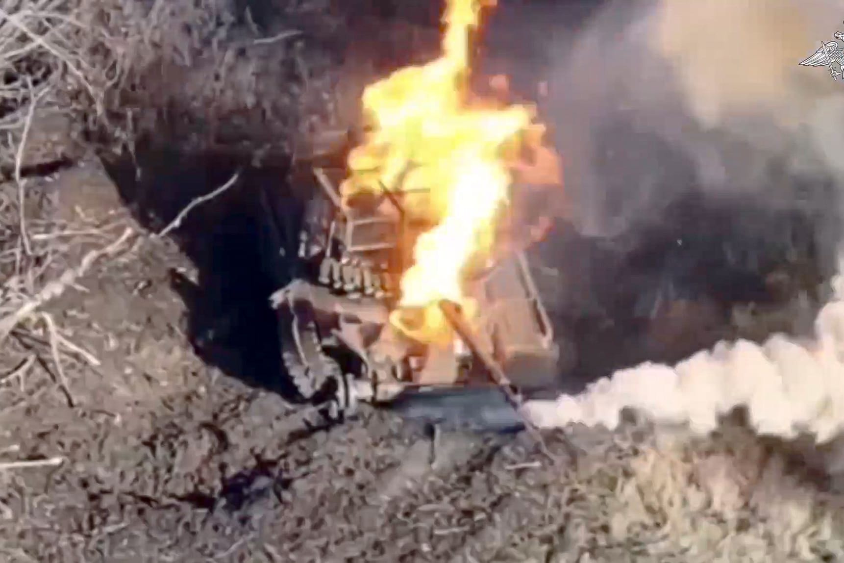 Ein ukrainischer Panzer wird an der Front in der Ostukraine von einer russischen Drohne getroffen.