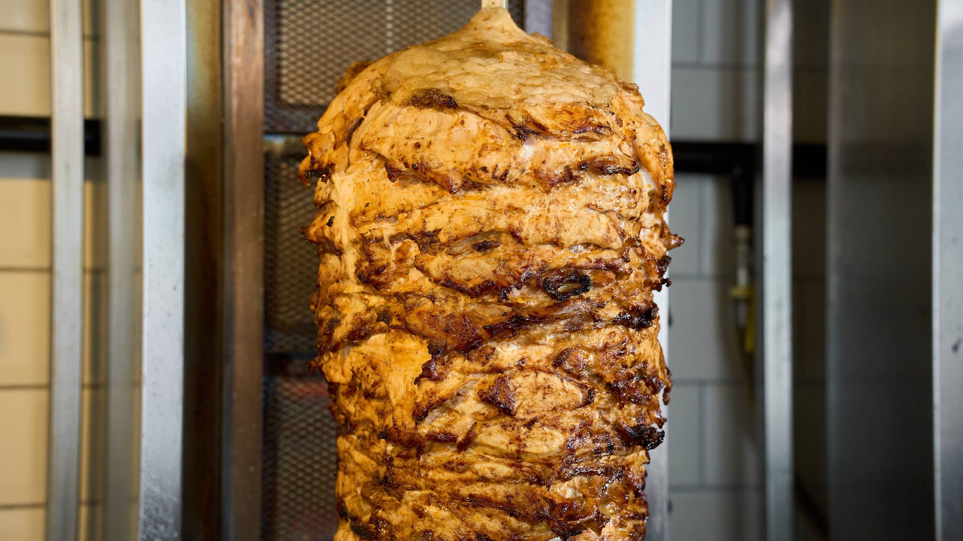 Döner an einem Spieß (Symbolfoto): In einer Airline kommt es bald zur Frage "Mit scharf?".