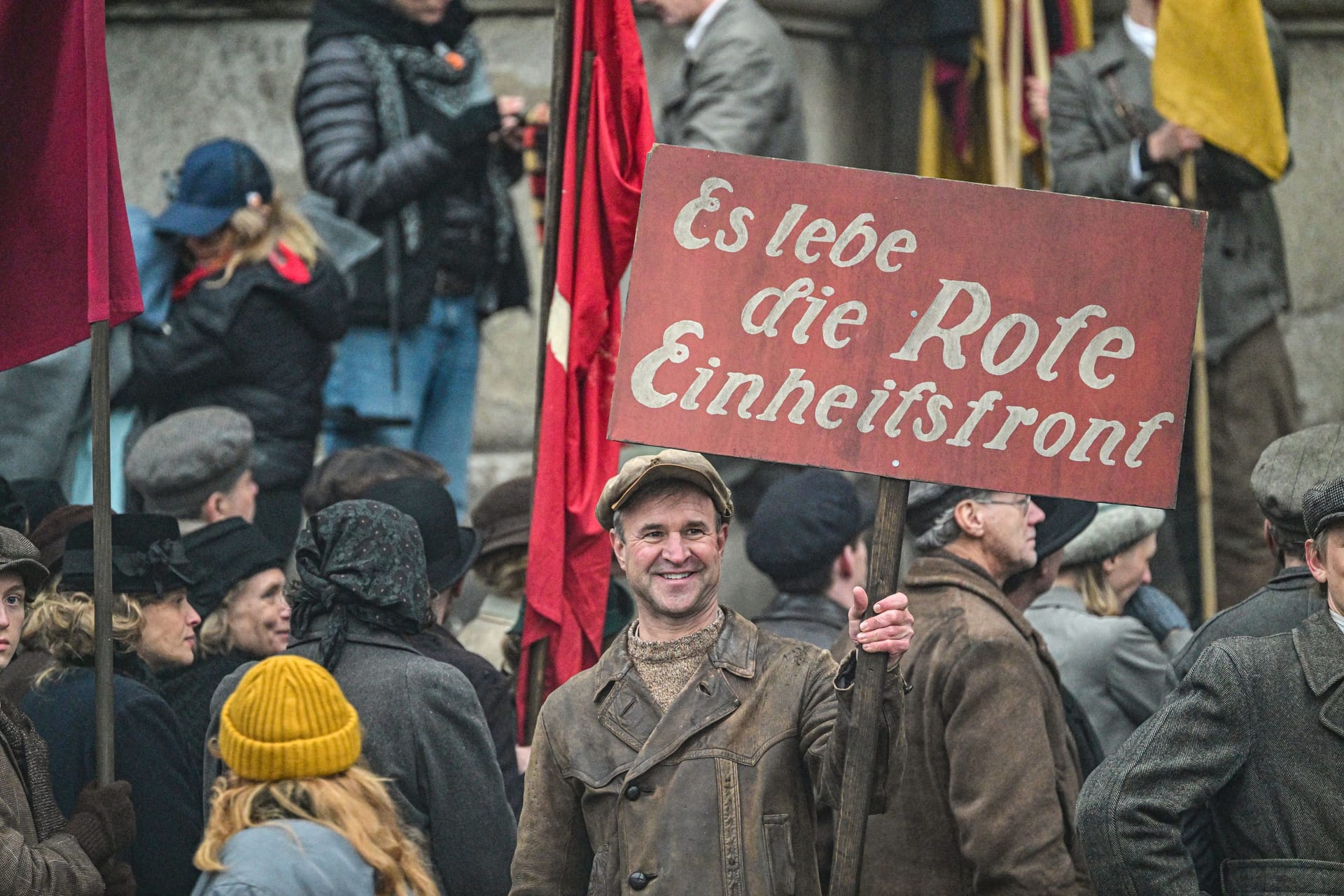 Dreharbeiten Babylon Berlin vor dem Berliner Dom (Archivbild): Die neue Staffel soll unter anderem auch in Köln spielen.