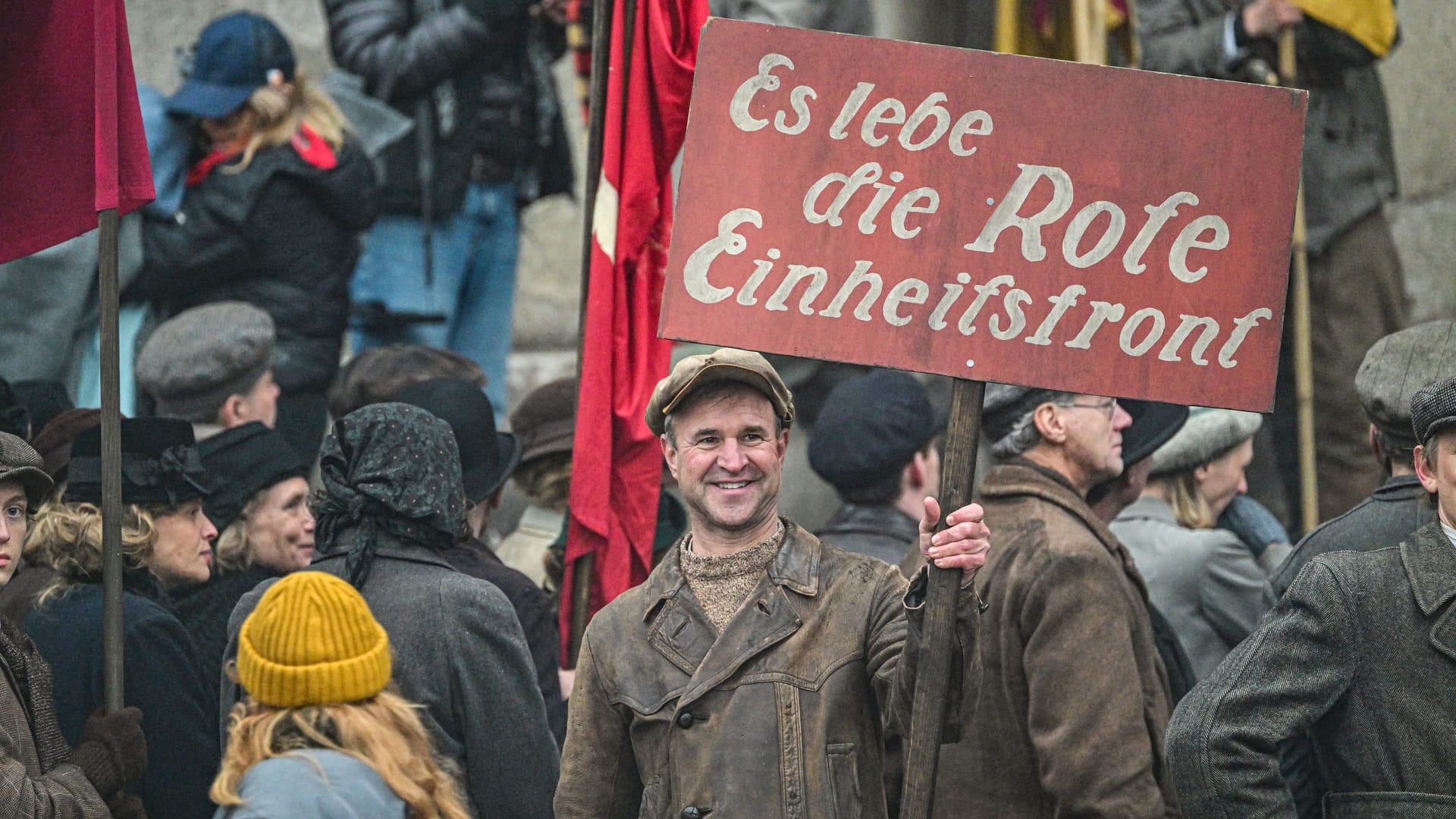 Dreharbeiten Babylon Berlin vor dem Berliner Dom (Archivbild): Die neue Staffel soll unter anderem auch in Köln spielen.