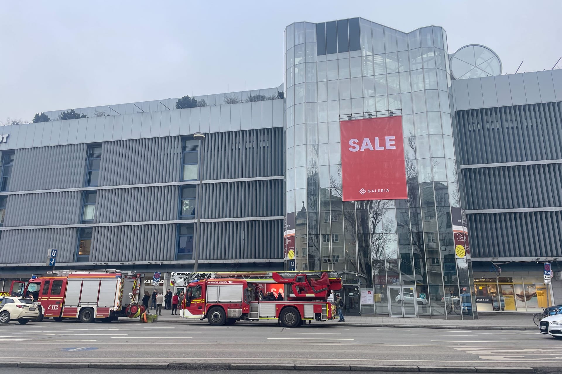 Feuerwehrautos vor der Karlstadt-Filiale: Zwei Löschzüge sind derzeit im Einsatz.