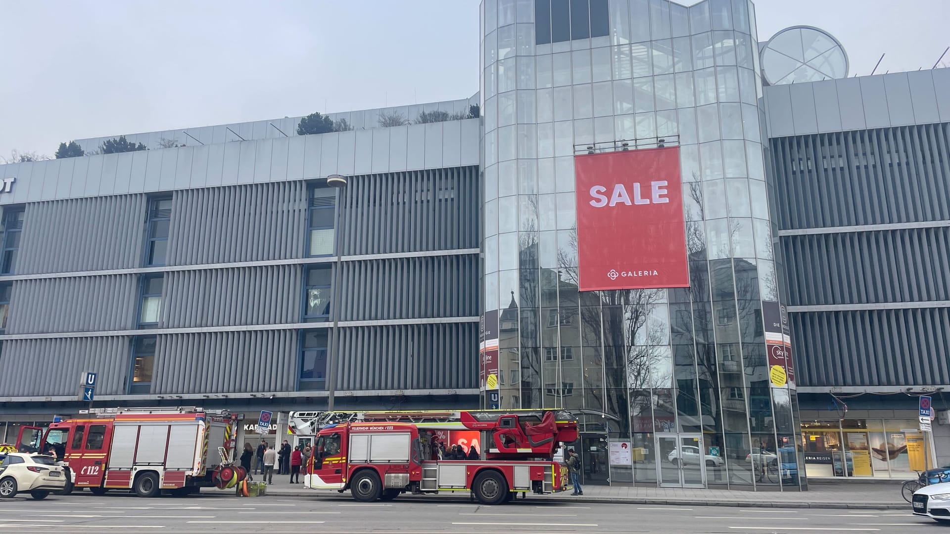 Feuerwehrautos vor der Karlstadt-Filiale: Zwei Löschzüge sind derzeit im Einsatz.