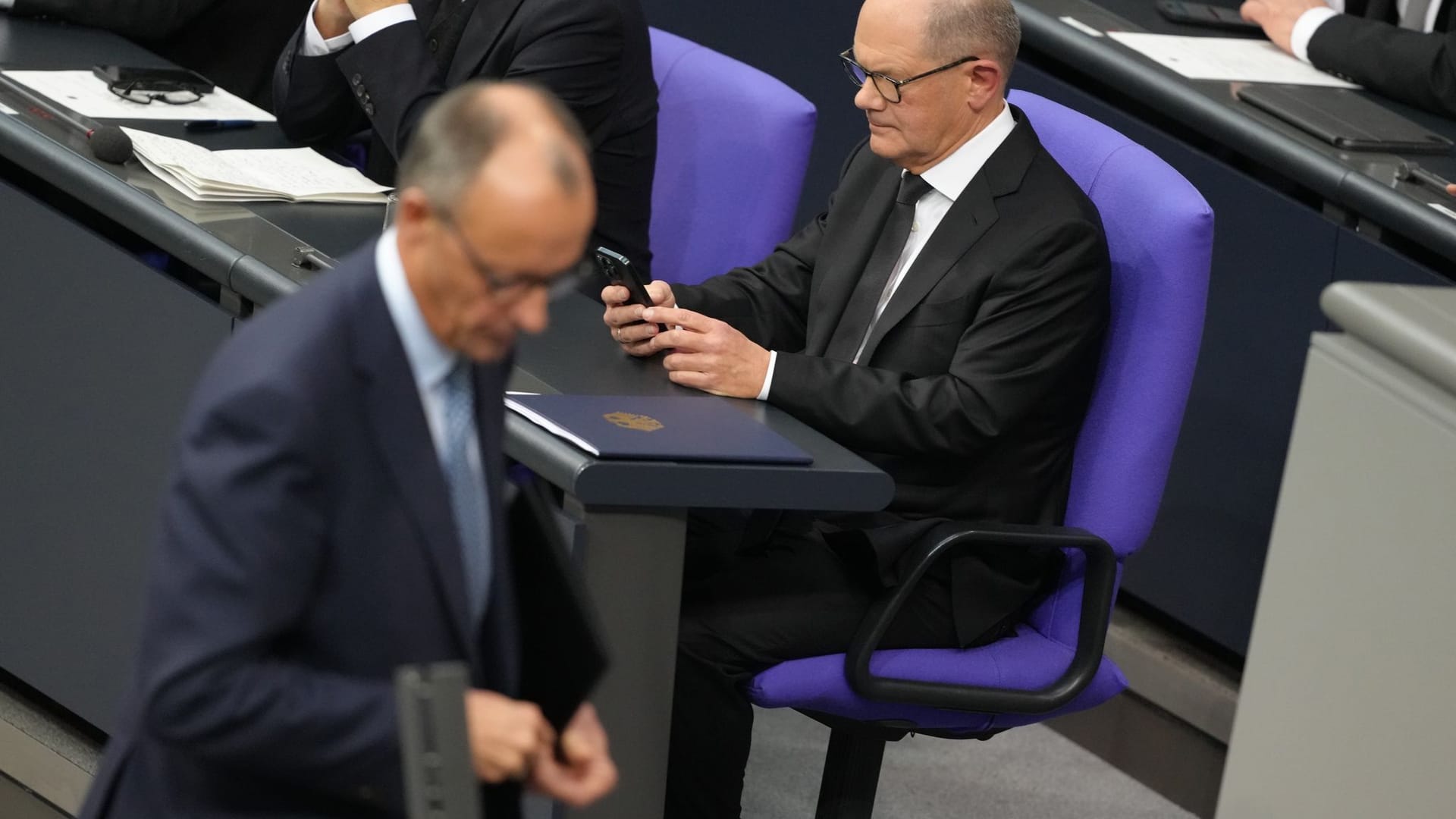 CDU-Chef Friedrich Merz tritt im Bundestag ans Rednerpult: Vor ihm gab Kanzler Scholz eine Regierungserklärung ab.