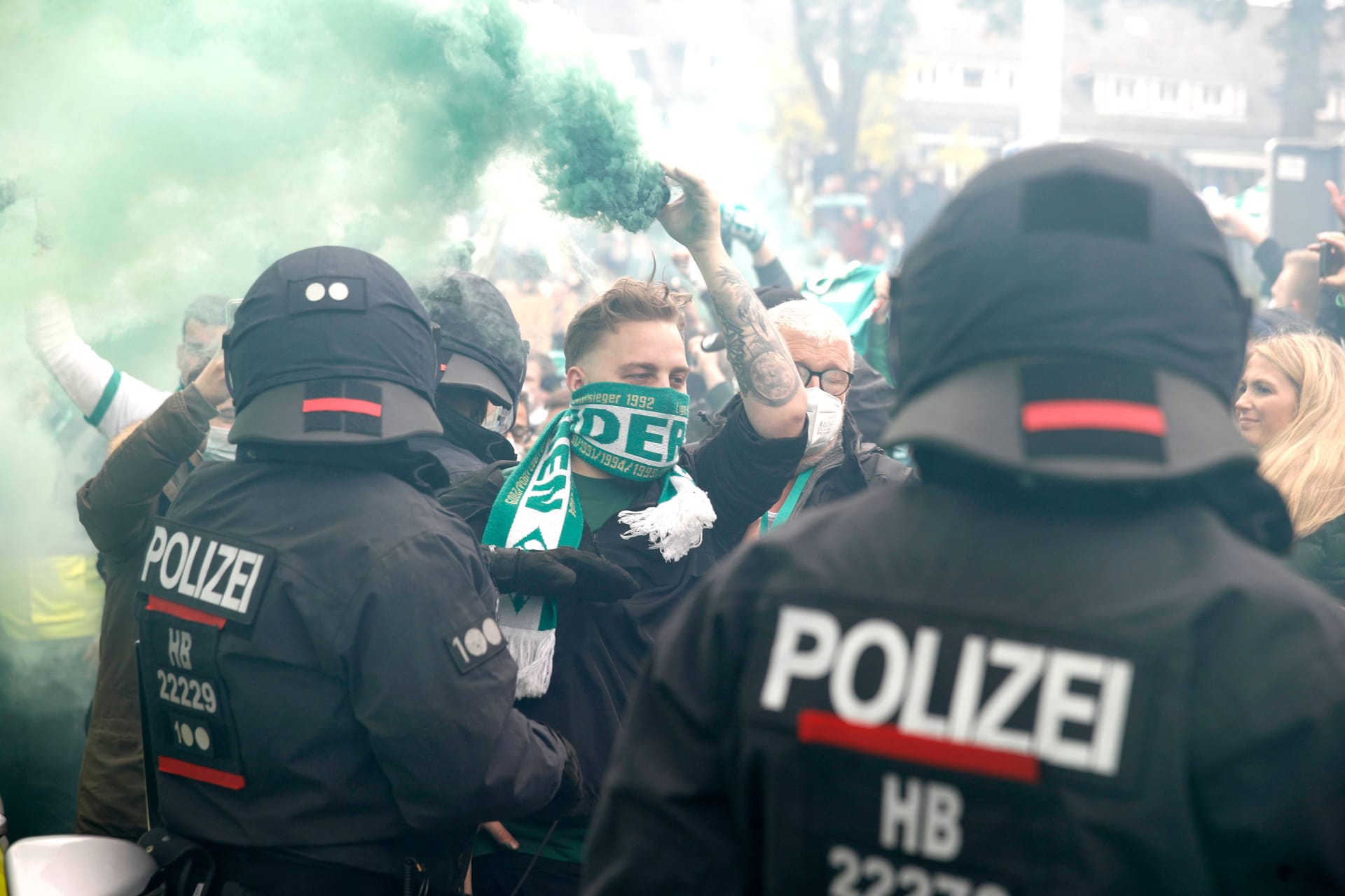 22.05.2021, wohninvest WESERSTADION, Bremen, Ligaspiel, 1. Bundesliga, SV Werder Bremen Stadion, Abstiegsendspiel, im Bild Polizei steht vor den Fans, vor dem Spiel SV Werder Bremen