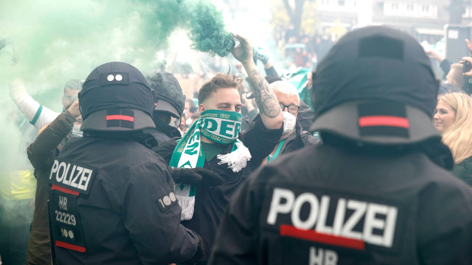 22.05.2021, wohninvest WESERSTADION, Bremen, Ligaspiel, 1. Bundesliga, SV Werder Bremen Stadion, Abstiegsendspiel, im Bild Polizei steht vor den Fans, vor dem Spiel SV Werder Bremen