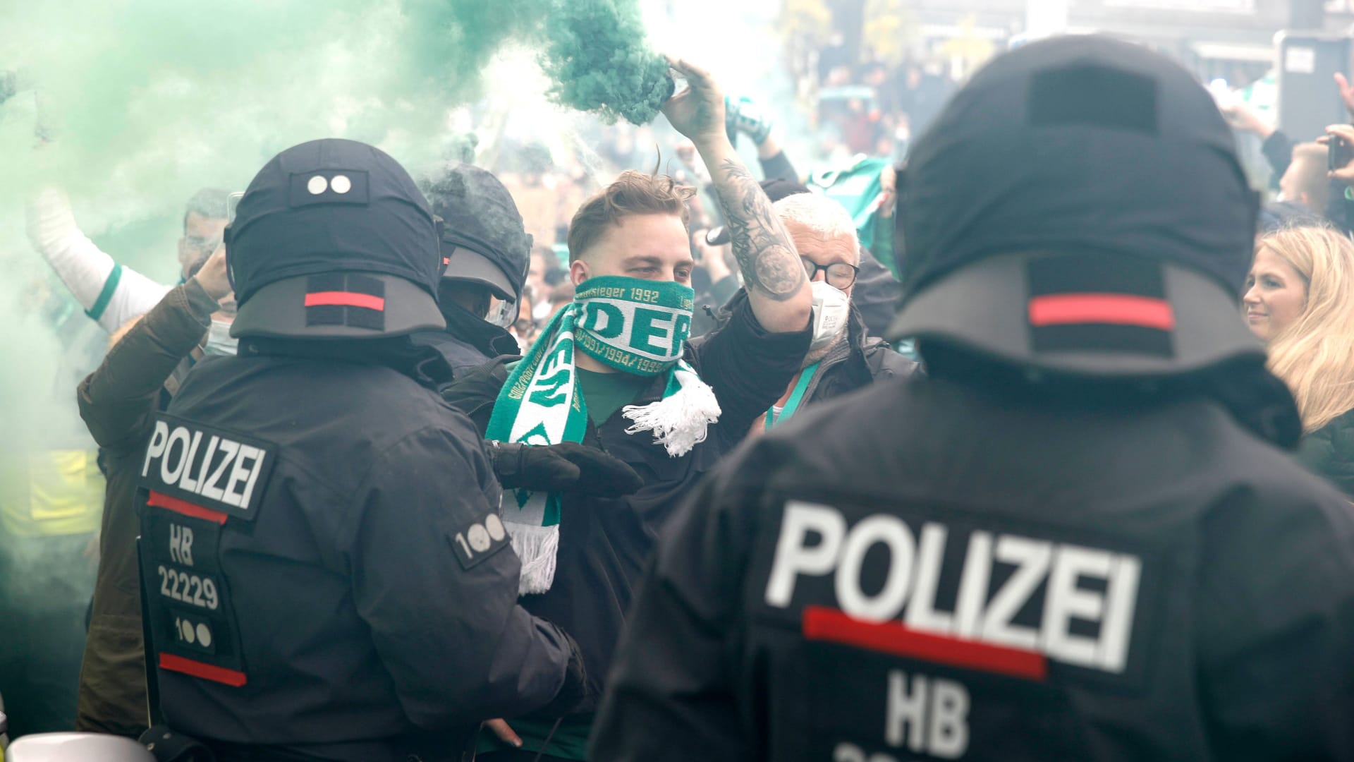 22.05.2021, wohninvest WESERSTADION, Bremen, Ligaspiel, 1. Bundesliga, SV Werder Bremen Stadion, Abstiegsendspiel, im Bild Polizei steht vor den Fans, vor dem Spiel SV Werder Bremen