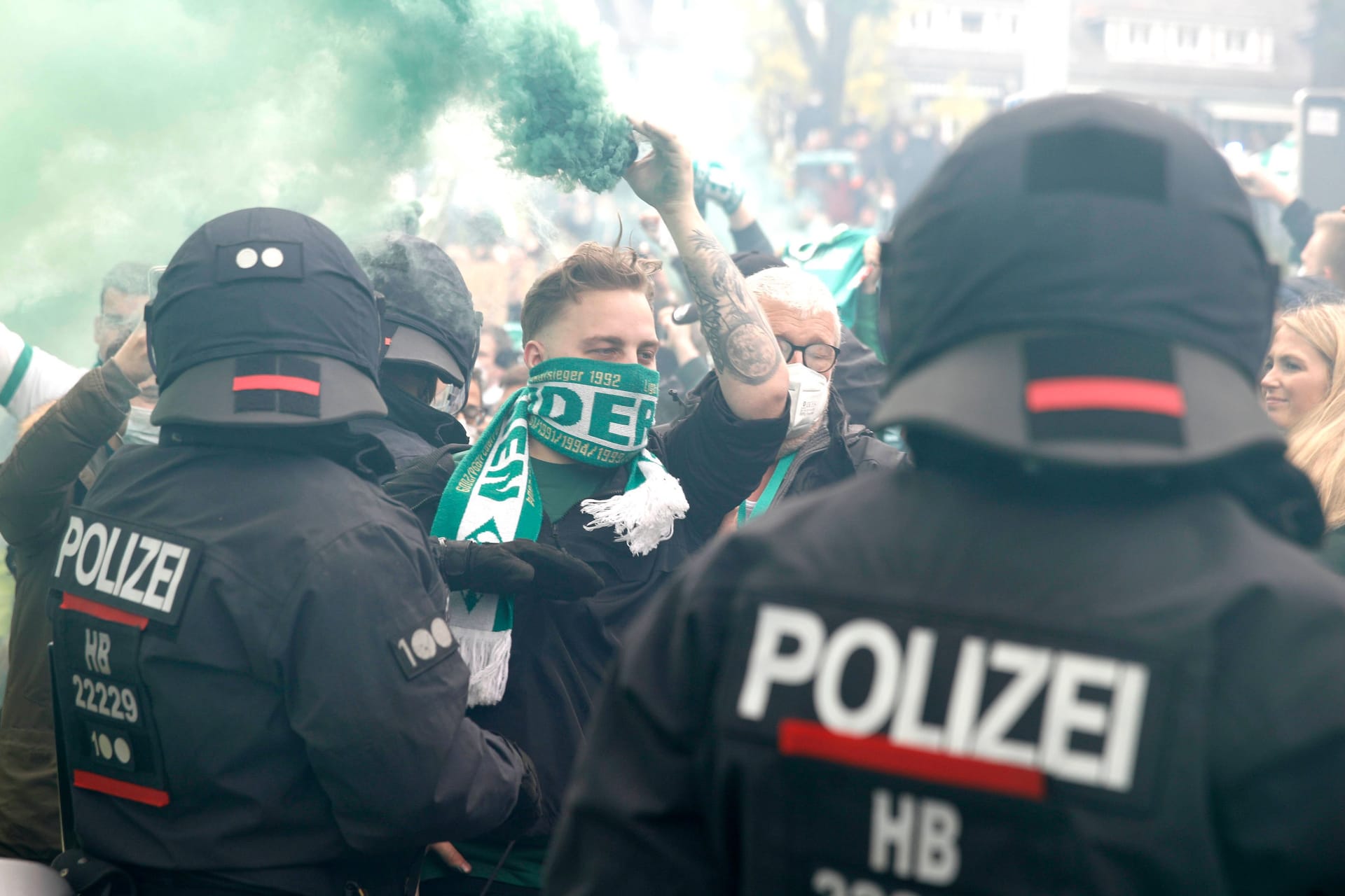 22.05.2021, wohninvest WESERSTADION, Bremen, Ligaspiel, 1. Bundesliga, SV Werder Bremen Stadion, Abstiegsendspiel, im Bild Polizei steht vor den Fans, vor dem Spiel SV Werder Bremen