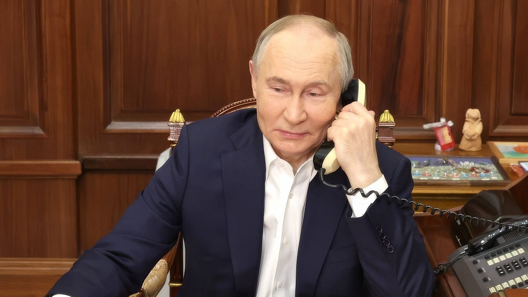 Wladimir Putin am Telefon: Die USA wollen seine Schattenflotte an Öltankern einschränken (Archivbild)