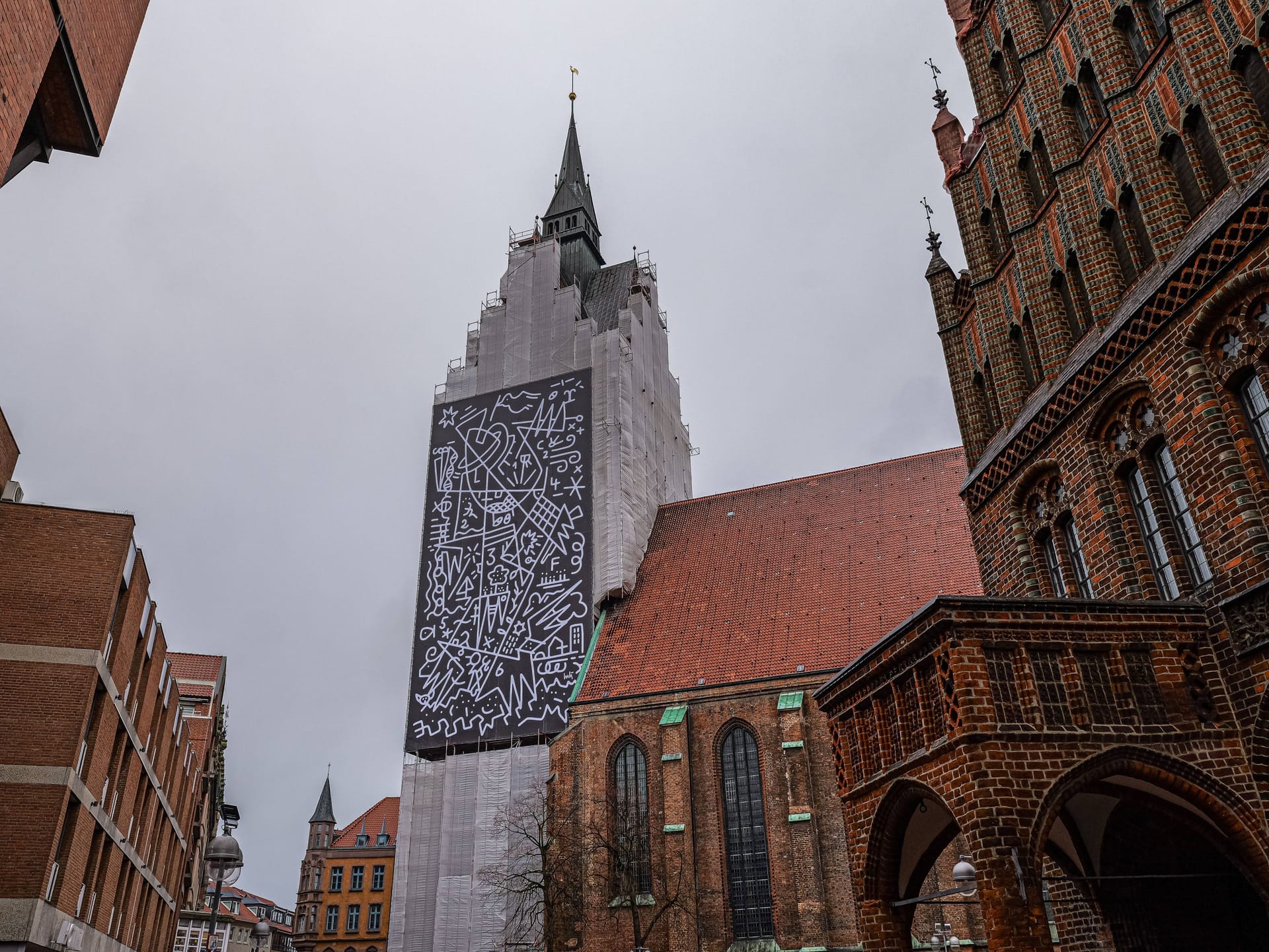 Großflächiges Triptychon an der Marktkirche: Neben der optischen Verschönerung möchte die Kirche zur Diskussion einladen.