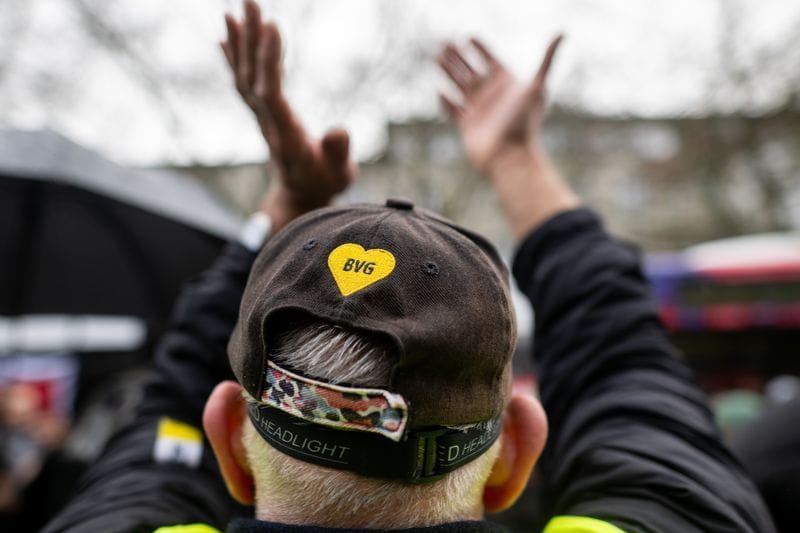 Ein Streikender trägt während eines ganztägigen Verdi-Warnstreiks bei den Berliner Verkehrsbetrieben eine Baseballmütze mit BVG-Logo. Der Streik beginnt um drei Uhr und dauert 24 Stunden. (zu dpa: «BVG bietet in Tarifrunde 15,3 Prozent bei 48 Monaten»)