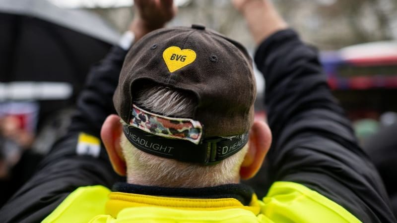 Ein Streikender trägt während eines ganztägigen Verdi-Warnstreiks bei den Berliner Verkehrsbetrieben eine Baseballmütze mit BVG-Logo. Der Streik beginnt um drei Uhr und dauert 24 Stunden. (zu dpa: «BVG bietet in Tarifrunde 15,3 Prozent bei 48 Monaten»)