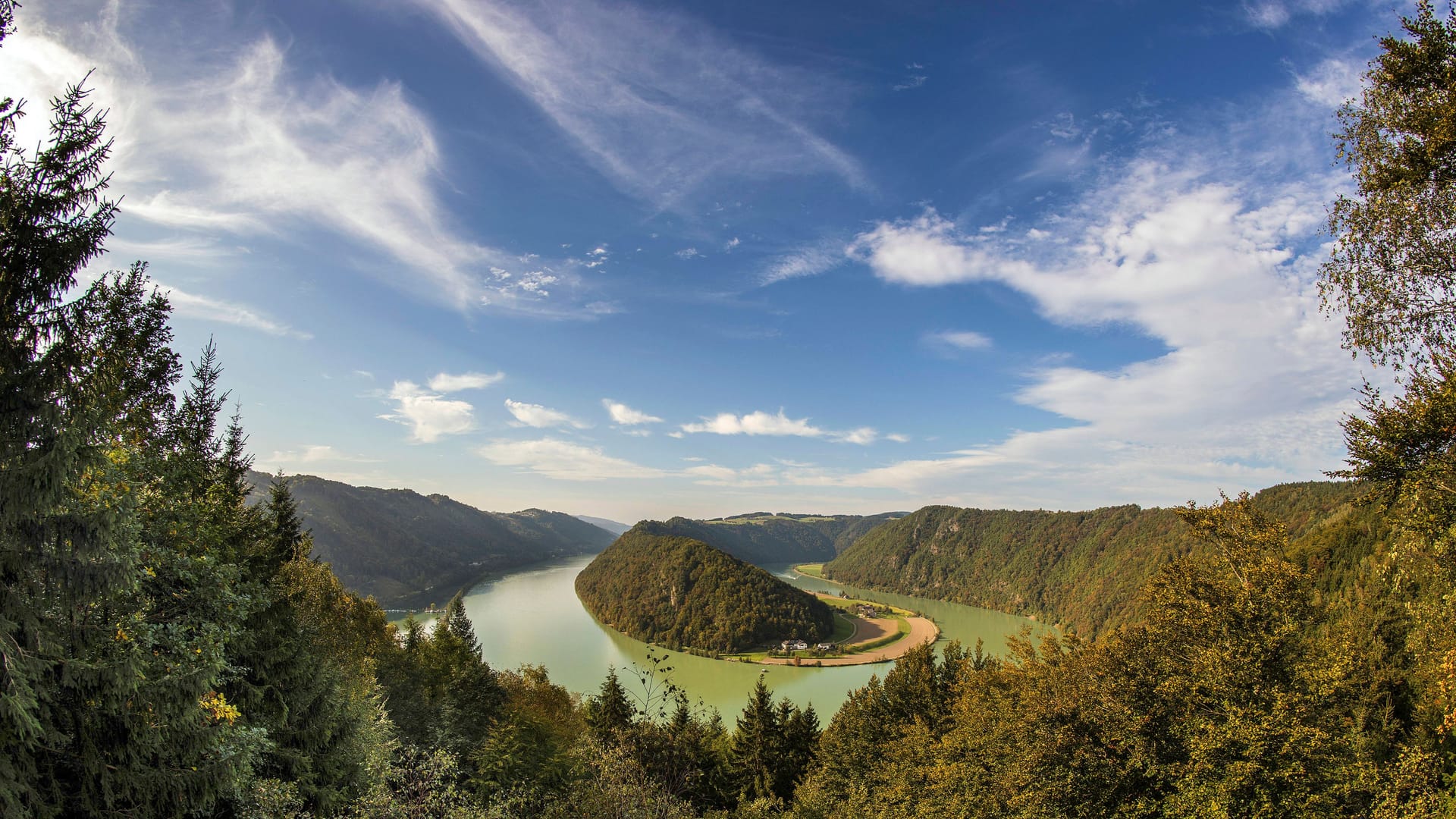 Schlögener Schlinge: Hier macht die Donau zwischen Passau und Linz eine Kehrtwende, man spricht auch von einem Zwangsmäander.