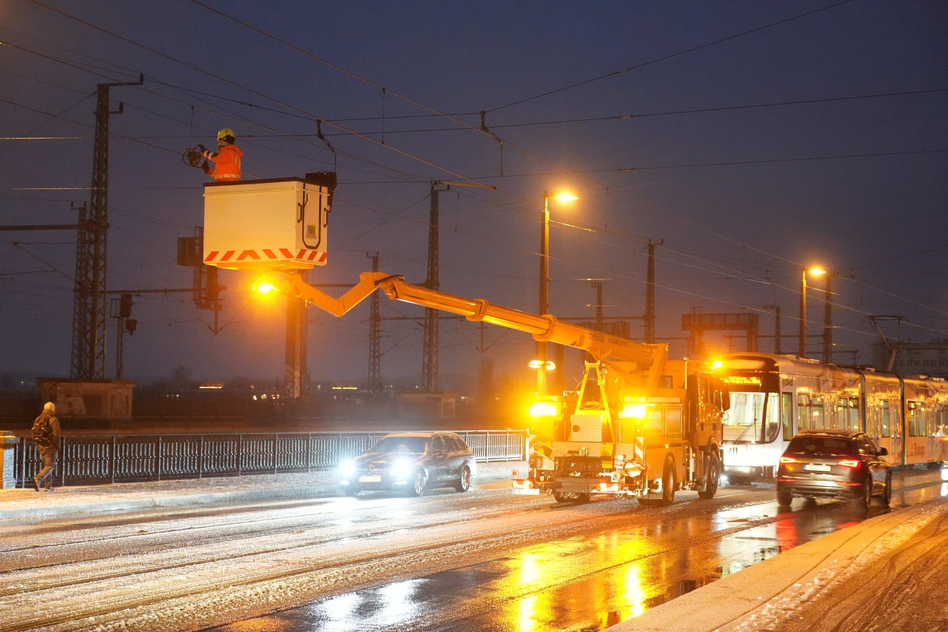 Marienbrücke in Dresden: Die Wetterbedingungen wurden auch für den öffentlichen Nahverkehr zum Problem.