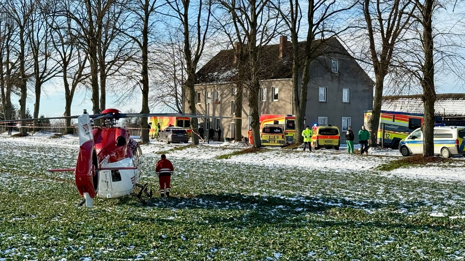 Einsatzkräfte und ein Rettungshubschrauber am Tatort: Hier wurden die Leichen gefunden.