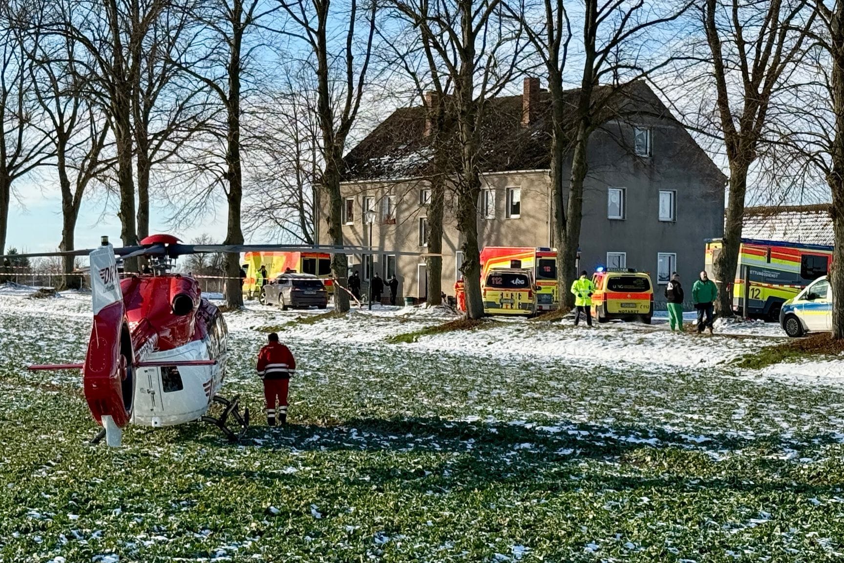 Einsatzkräfte und ein Rettungshubschrauber am Tatort: Hier wurden die Leichen gefunden.