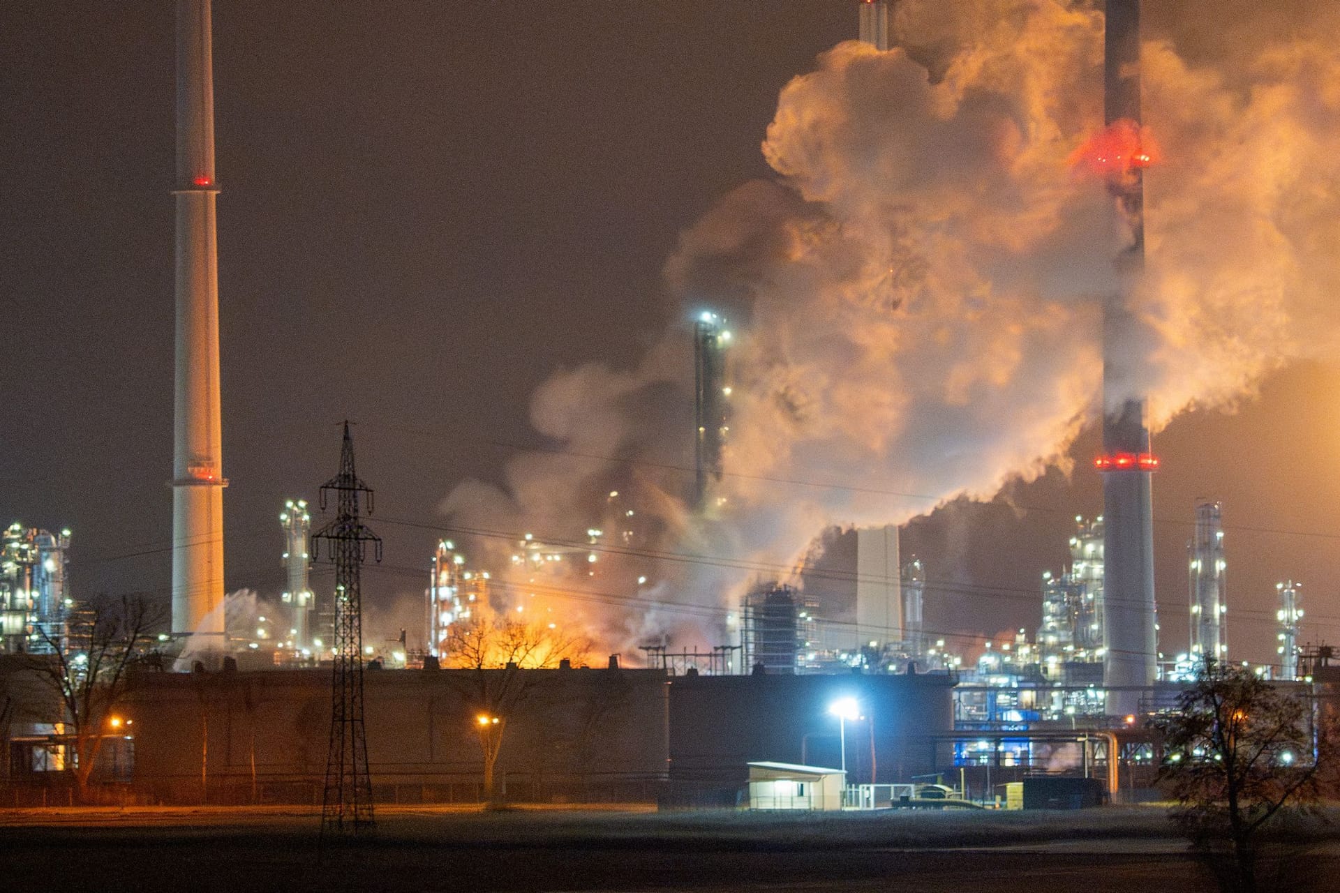 Rauch steigt bei einem Brand vom Gebiet einer Raffinerie in Neustadt an der Donau auf.