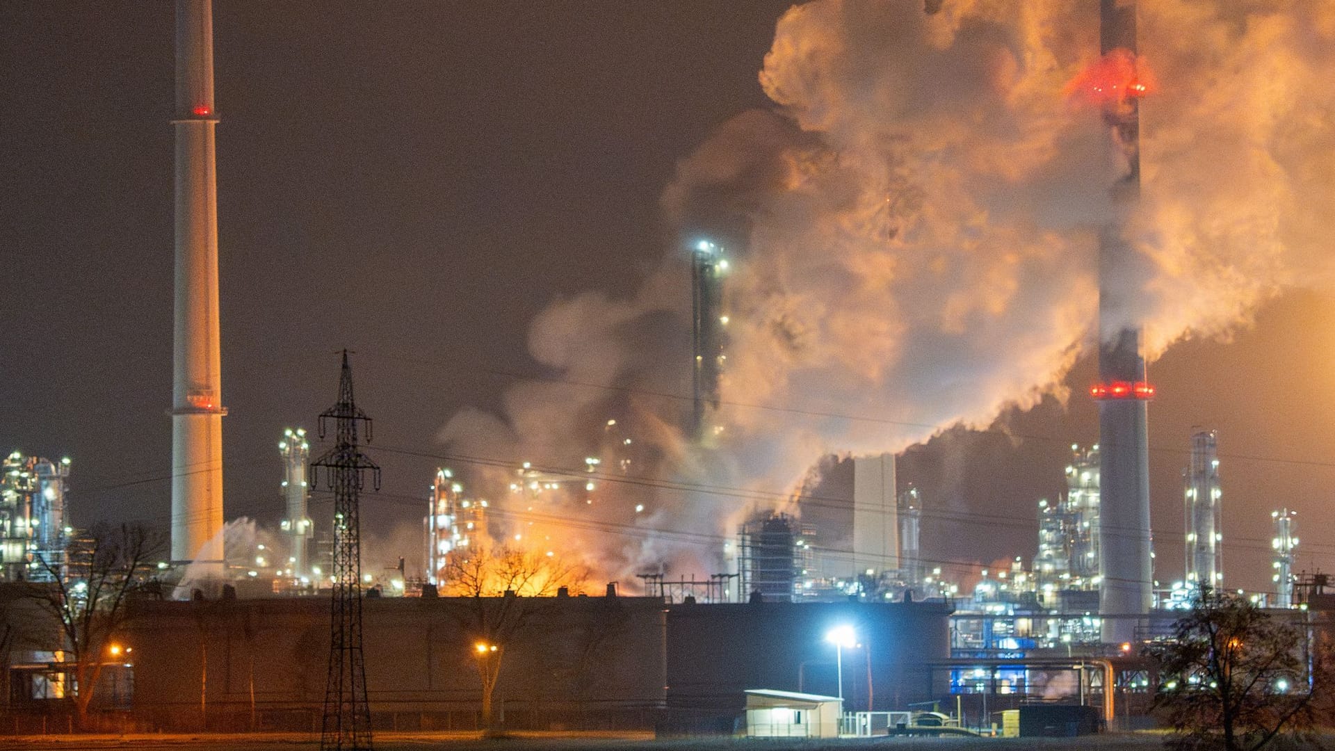 Rauch steigt bei einem Brand vom Gebiet einer Raffinerie in Neustadt an der Donau auf.