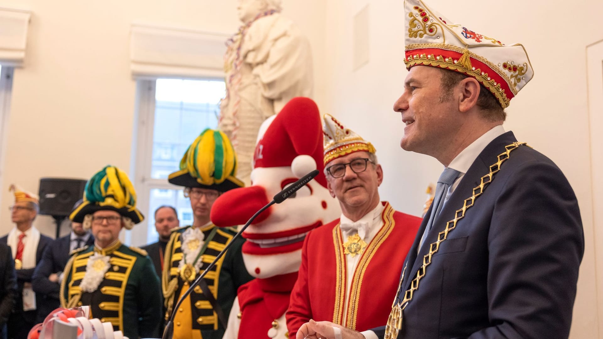 Düsseldorfs Oberbürgermeister Stephan Keller (CDU) spricht beim Empfang im Rathaus.